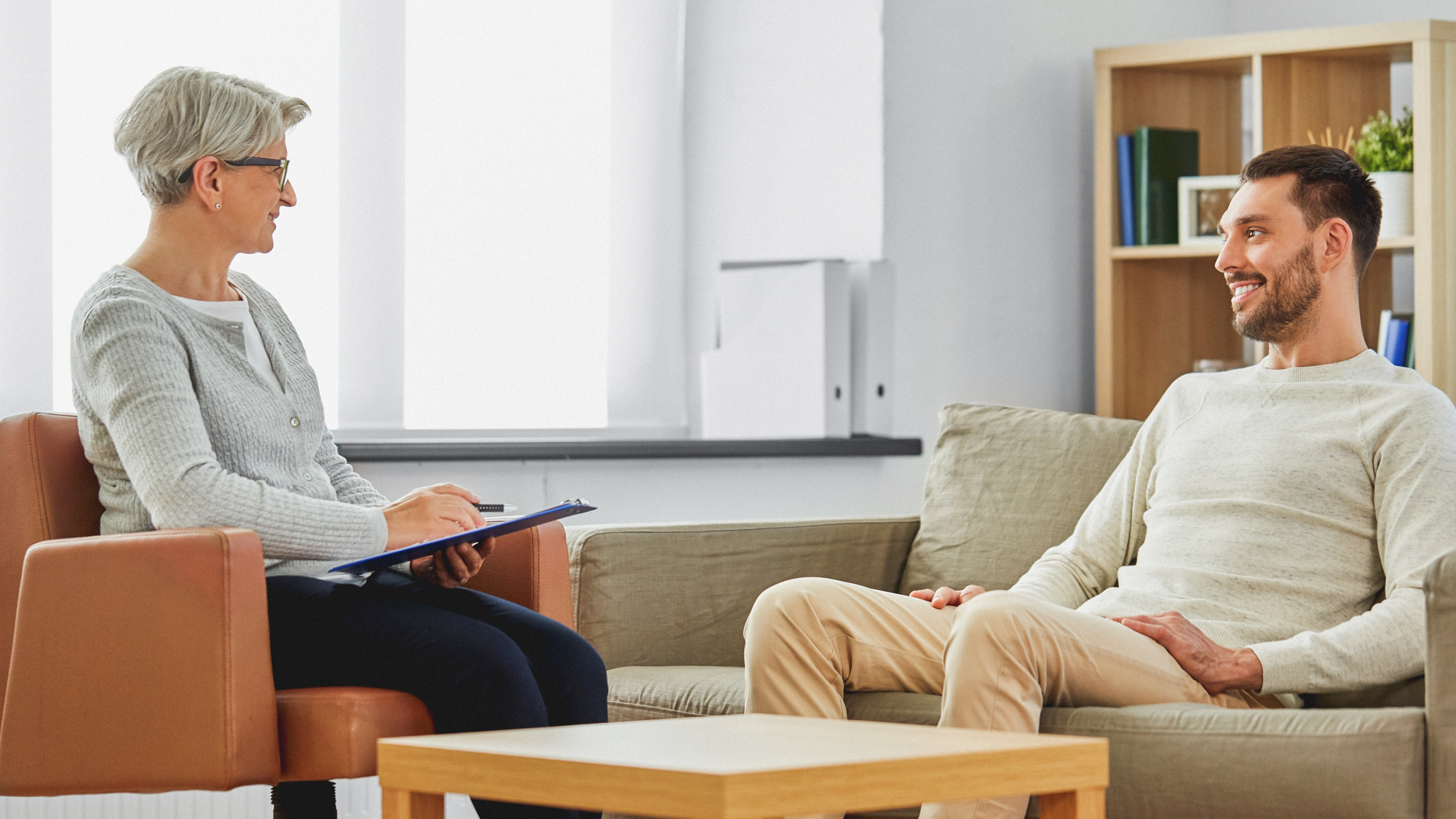 Therapiegespräch zwischen einer Therapeutin und einem Klient