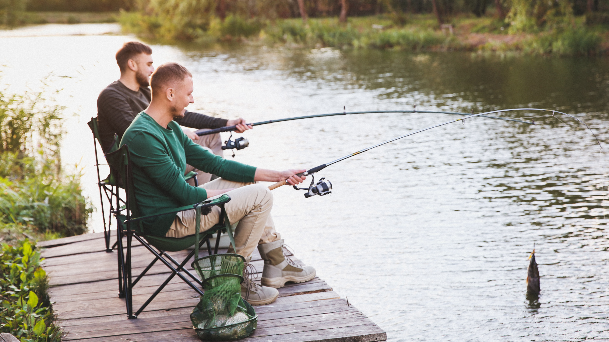 zwei Männer beim Angeln