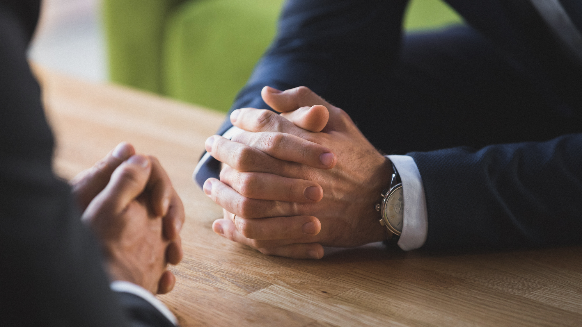 Zwei Personen an einem Tisch in einer Besprechung