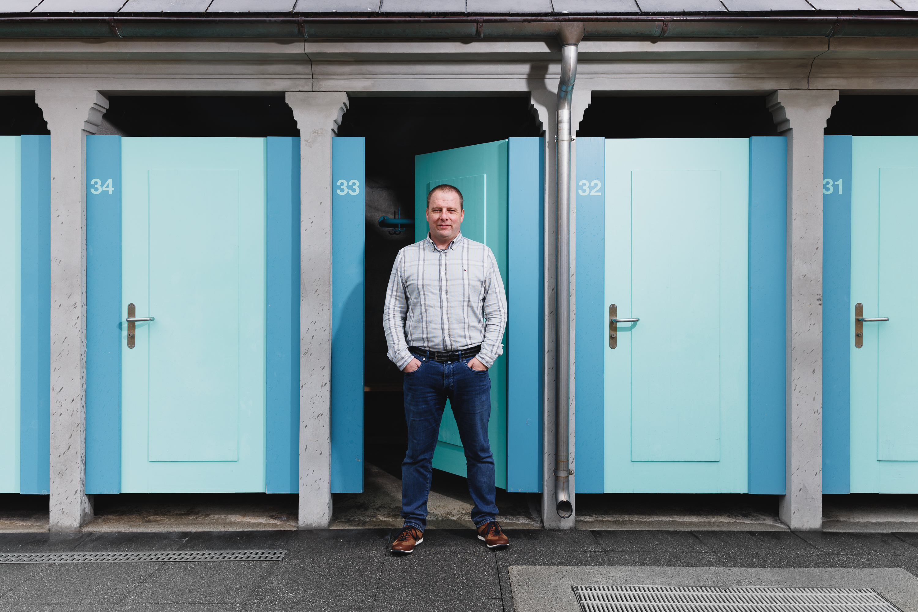 Stephan Christ vor einer Kabine in der Badi Solothurn