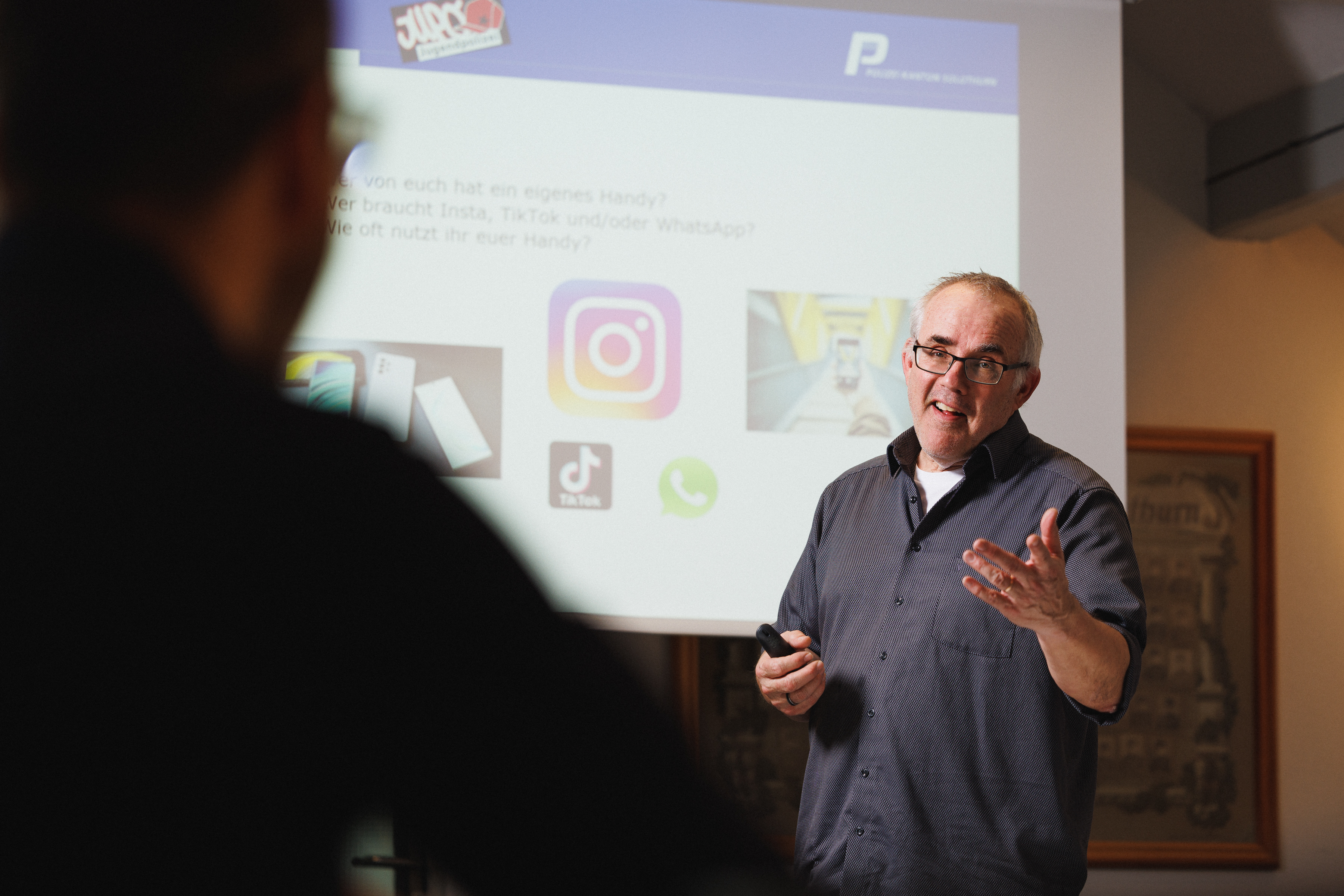 Carlo Wyniger von der Jugendpolizei hält eine Präsentation