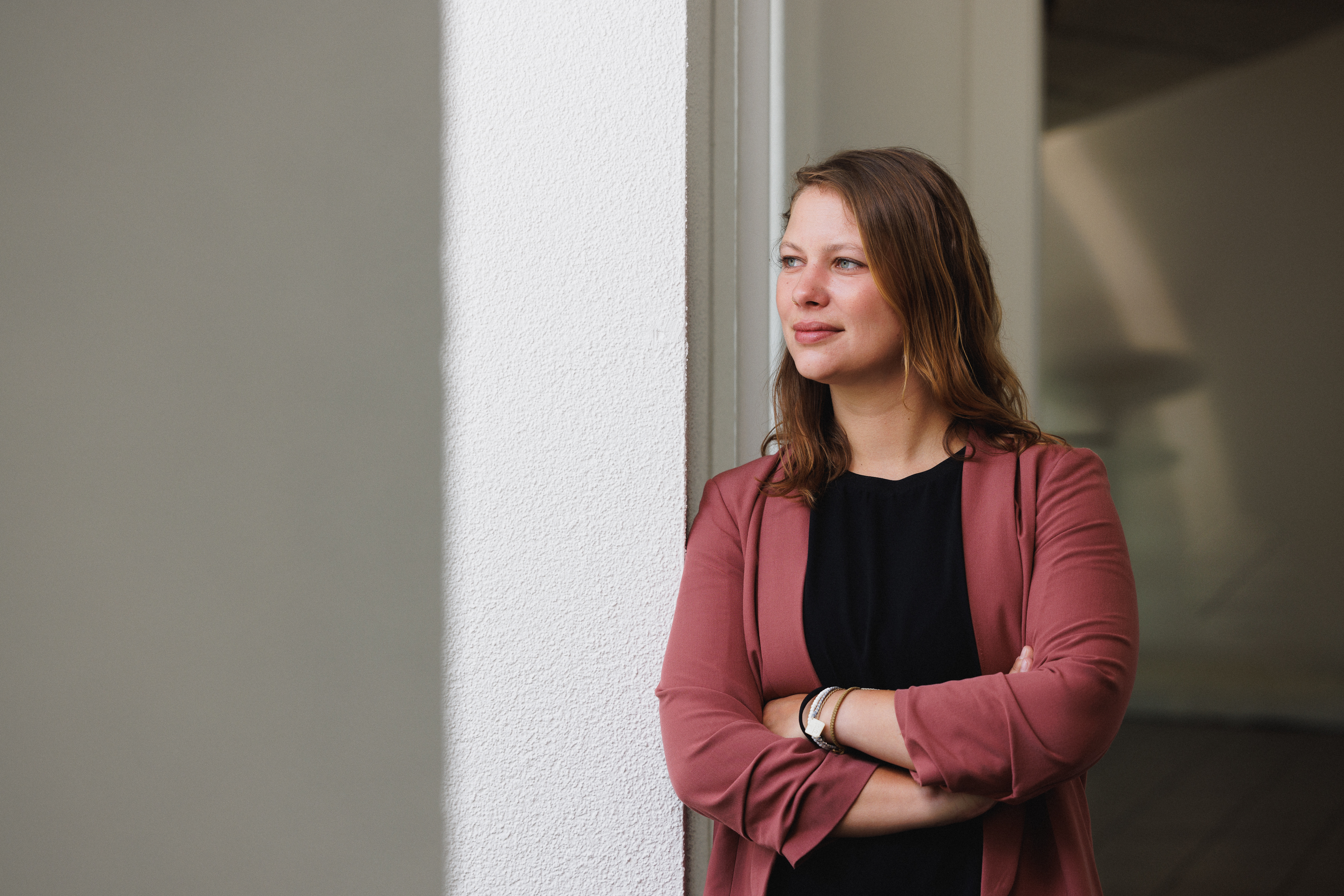 Carine Eyholzer vor ihrem Büro in Solothurn