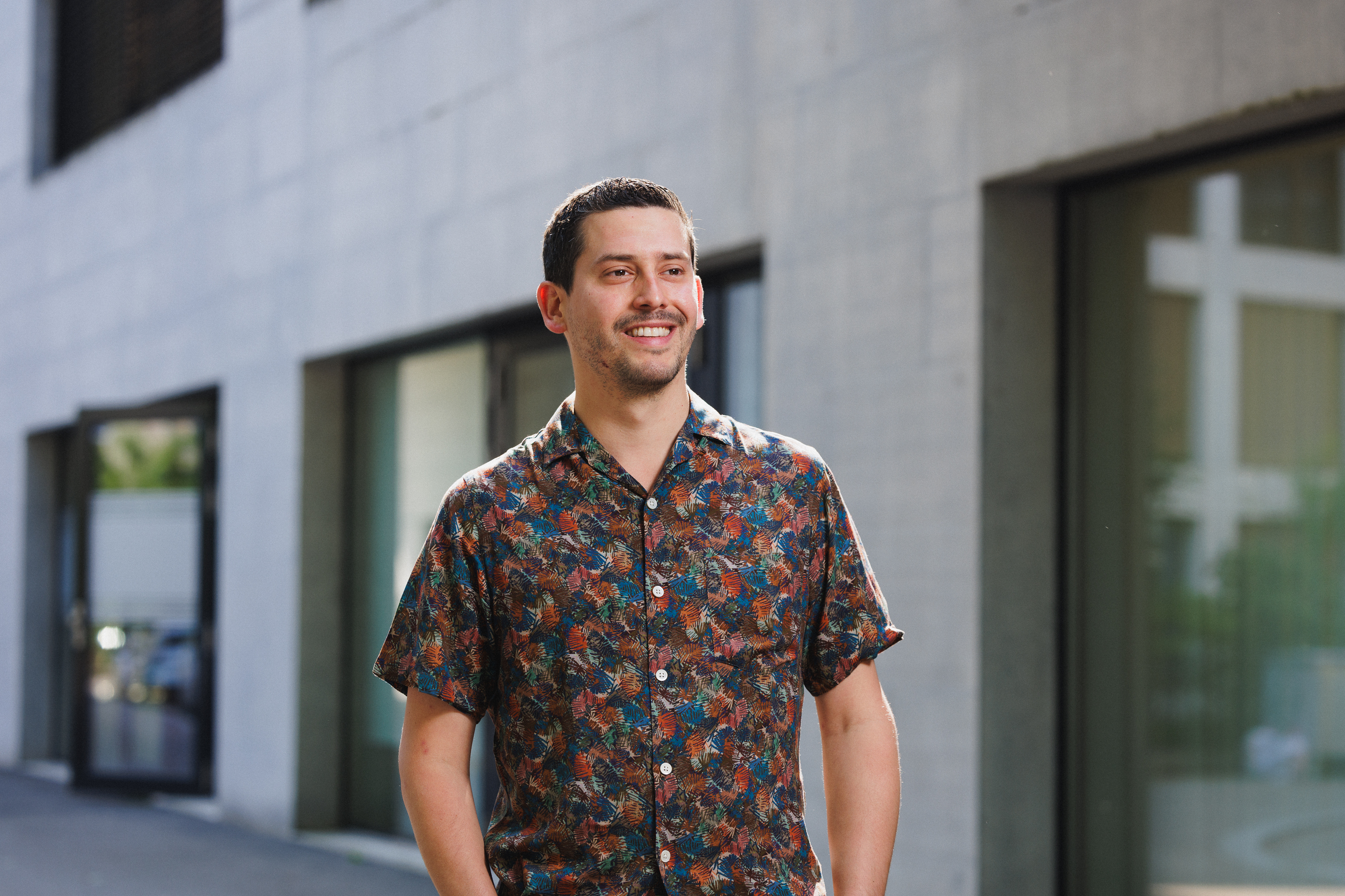 Jonathan Schilt steht vor einem Bürogebäude