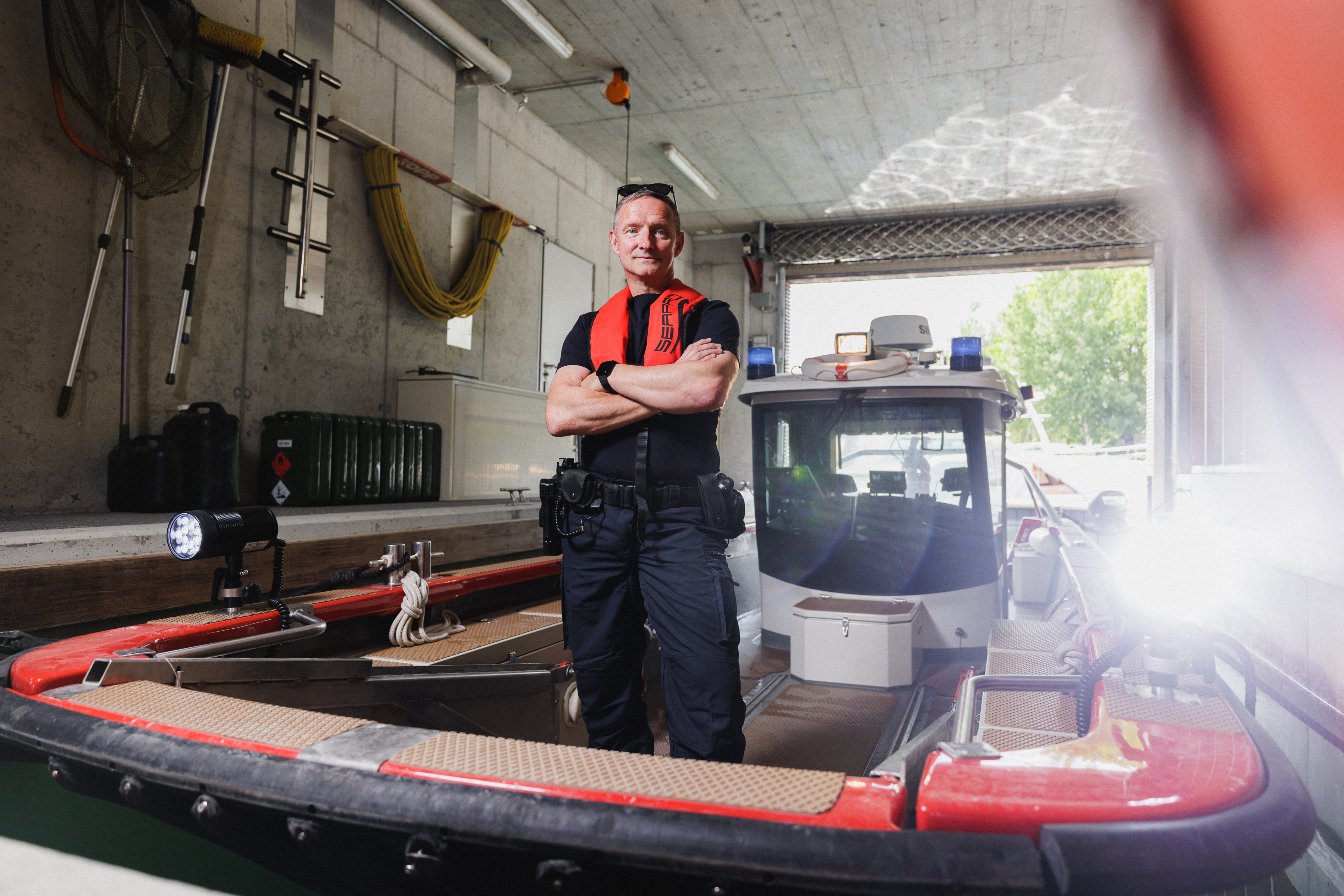 Pascal Studer im Motorboot der Kantonspolizei Solothurn