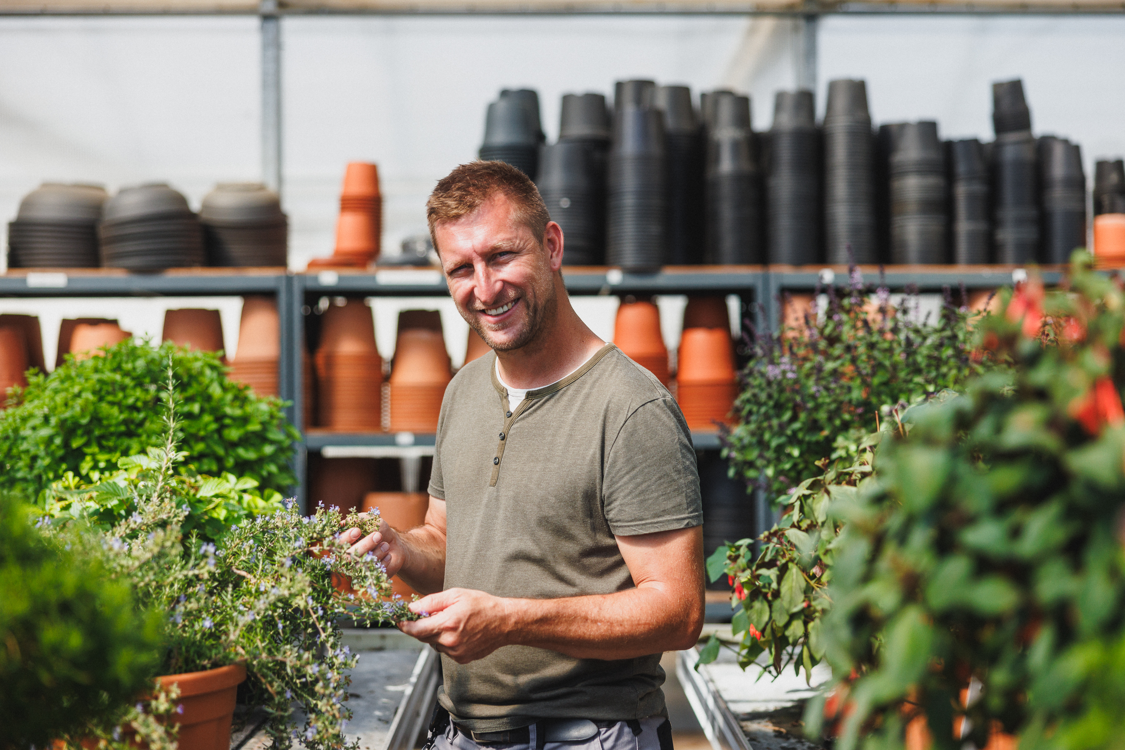 Arbeitsagoge Mark Blaser im Gewächshaus