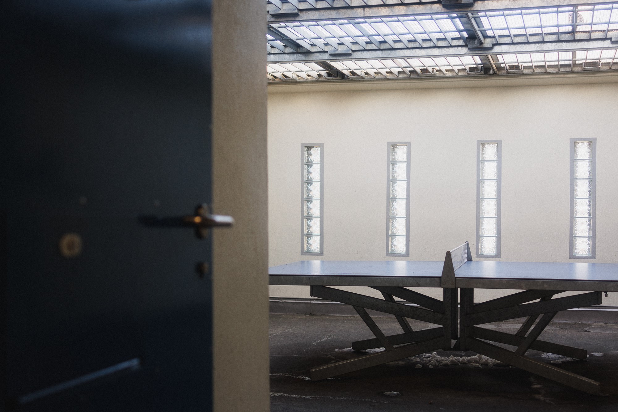 Spazierhof für die Insassen mit Tischtennistisch