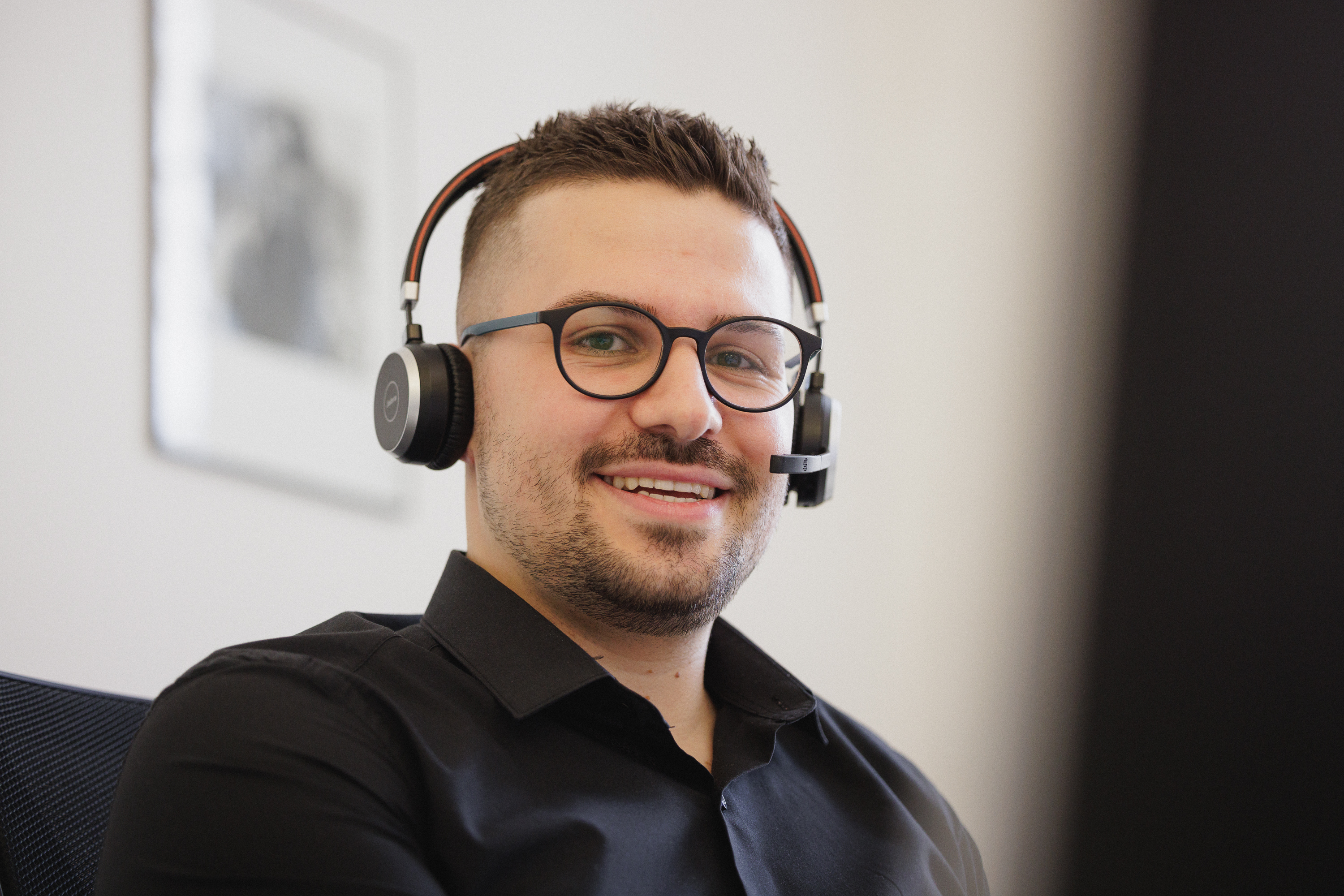 Xhevat Vasija mit einem Headset auf dem Kopf