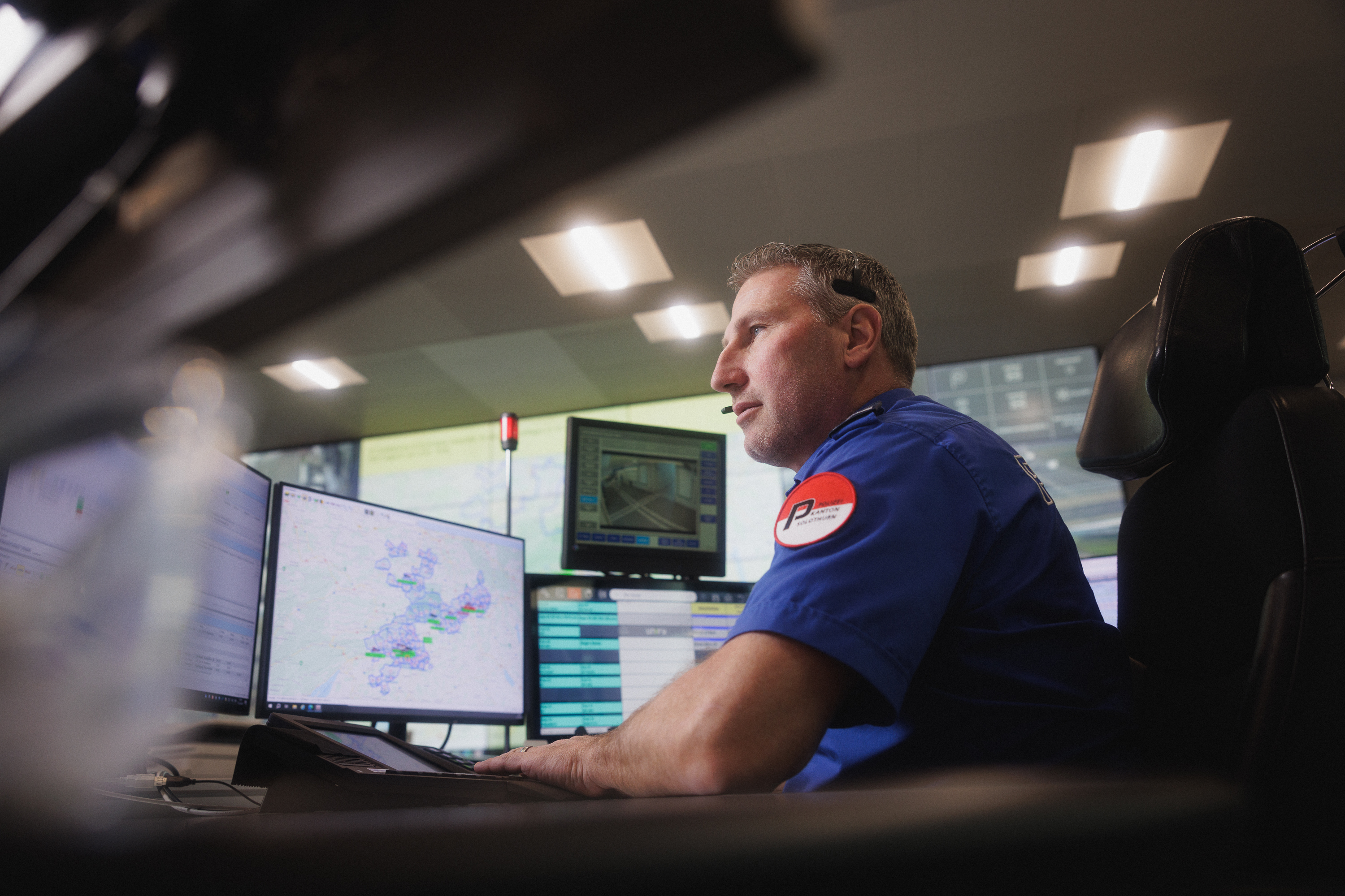Stefan Allemann vor Bildschirmen in der Alarmzentrale