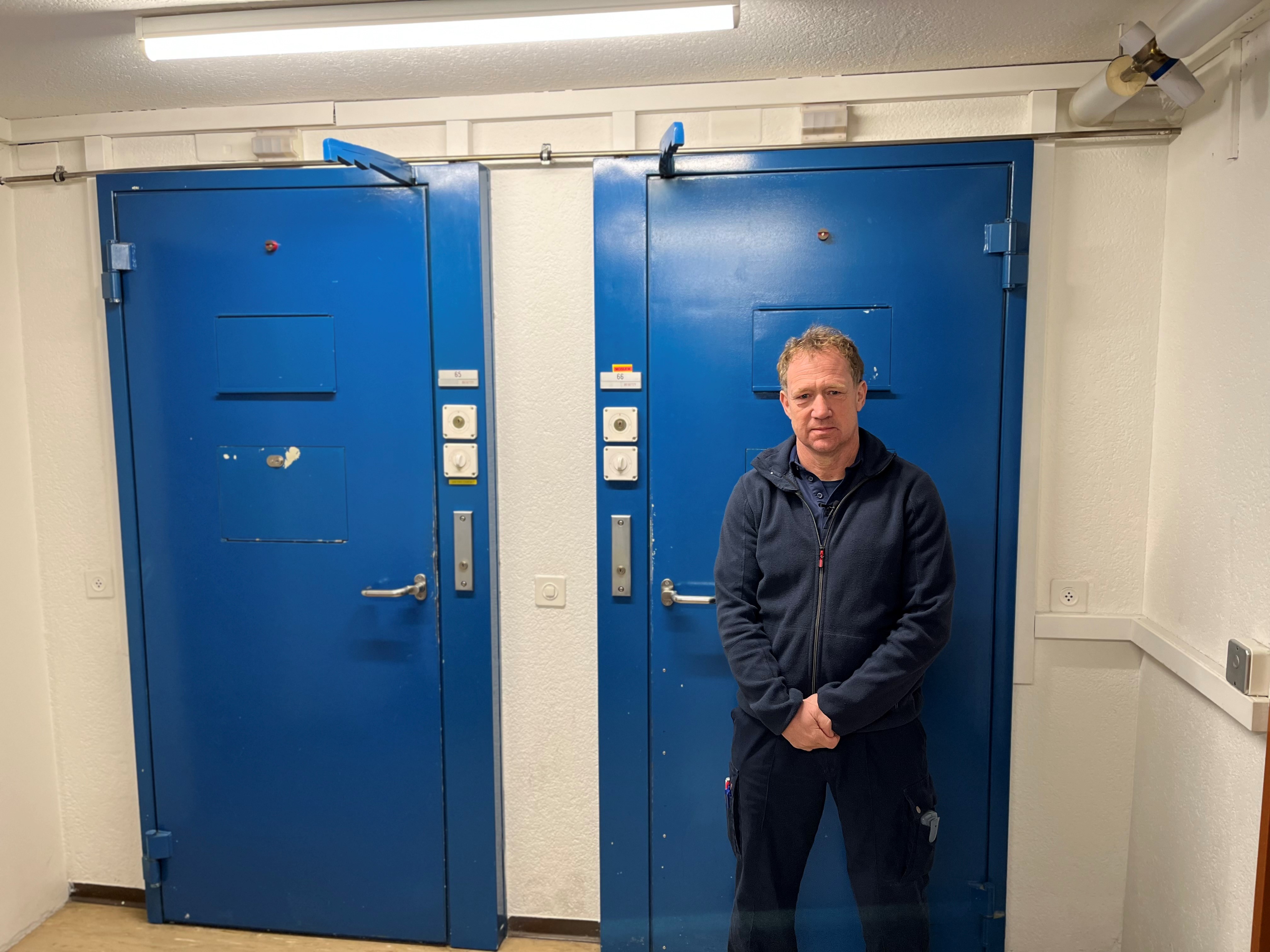 Betreuer Toni Rölli steht vor einer Zelle im Untersuchungsgefängnis Olten
