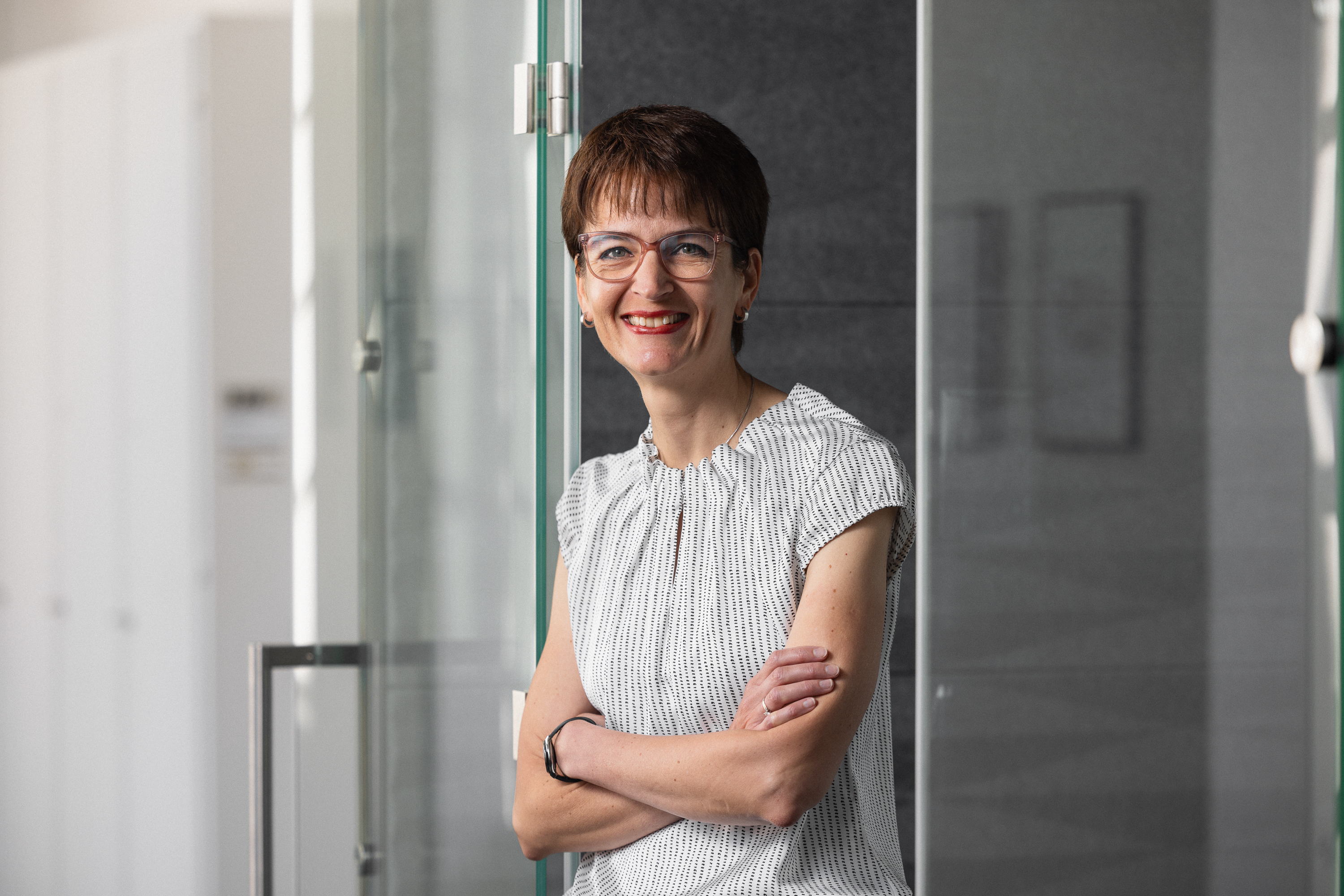 Amanda Brotschi steht vor ihrem Büro