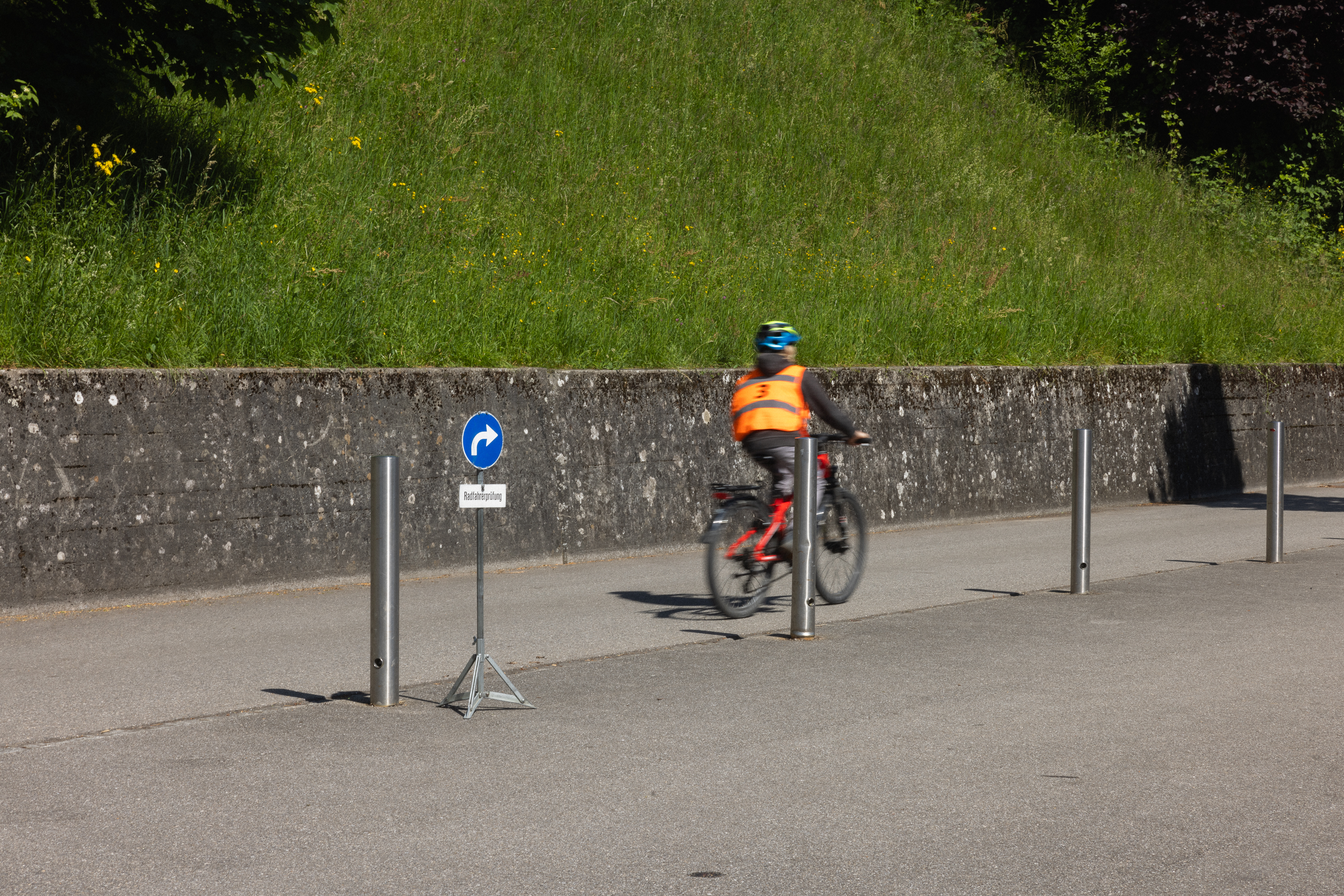Ein Kind auf dem Velo beginnt die Prüfung
