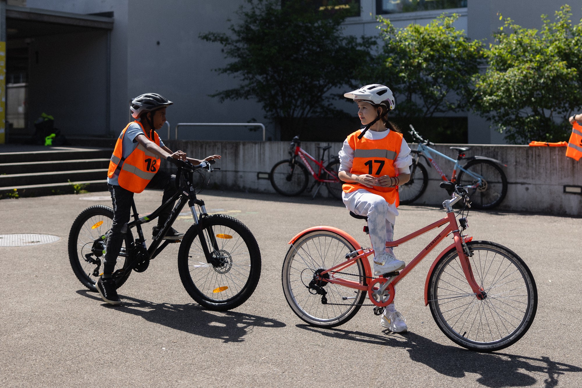 Kinder sitzen auf dem Velo und sind abfahrbereit