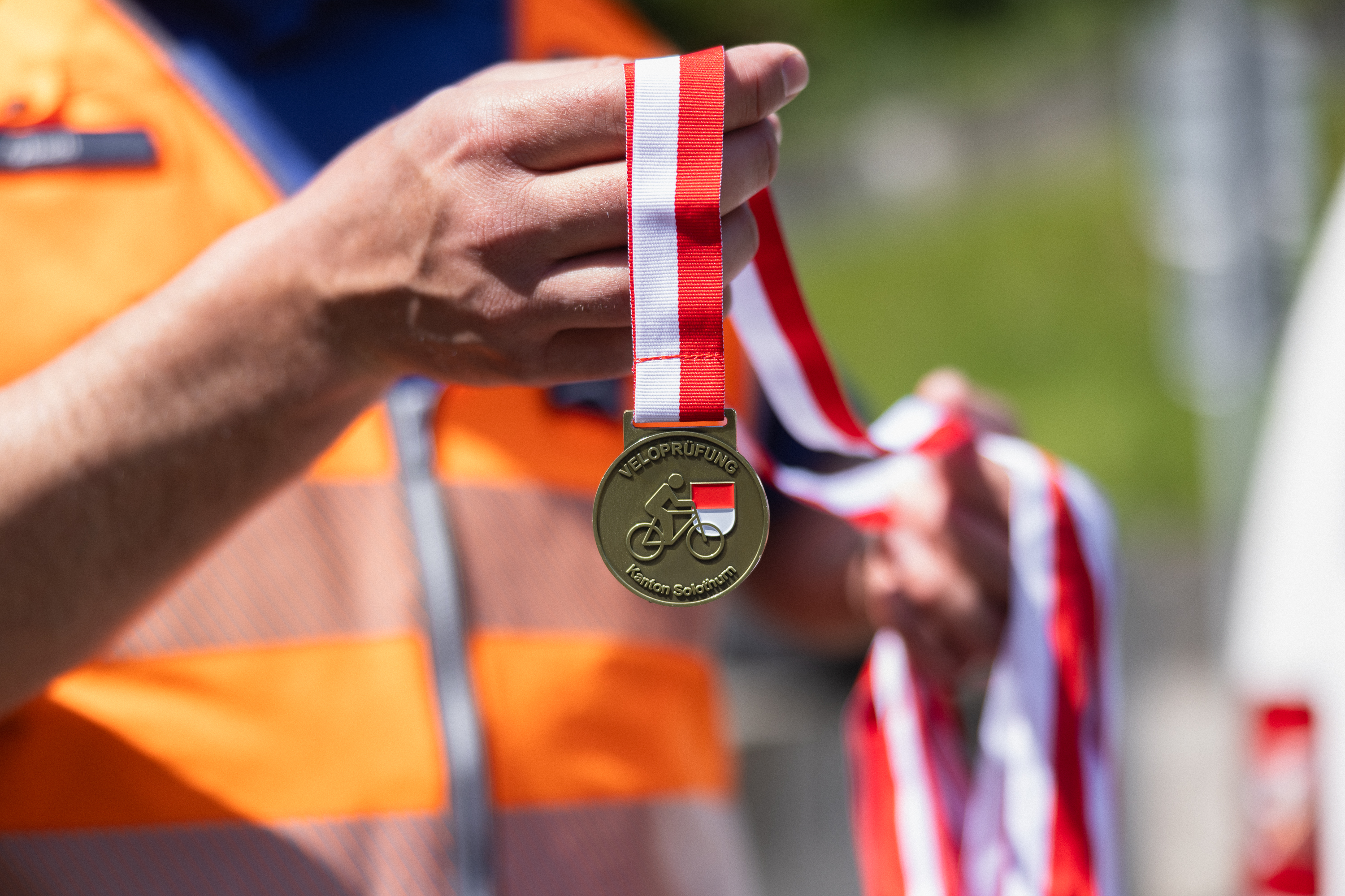 Ein Polizist hält die Medaillen bereit