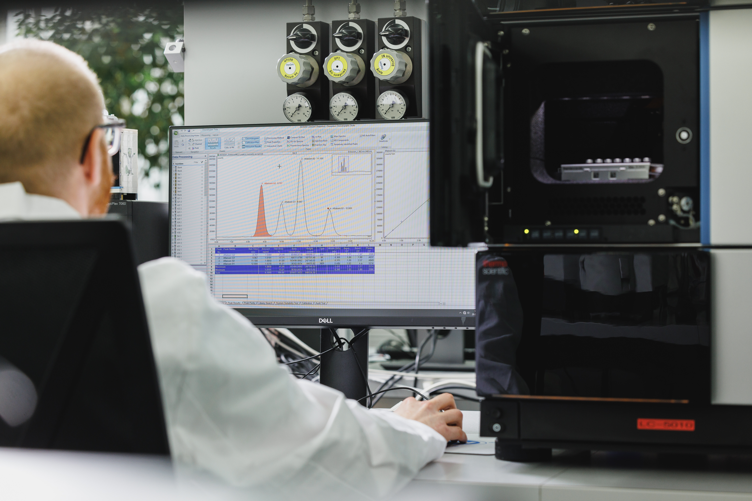 Ein Labormitarbeiter am Bildschirm