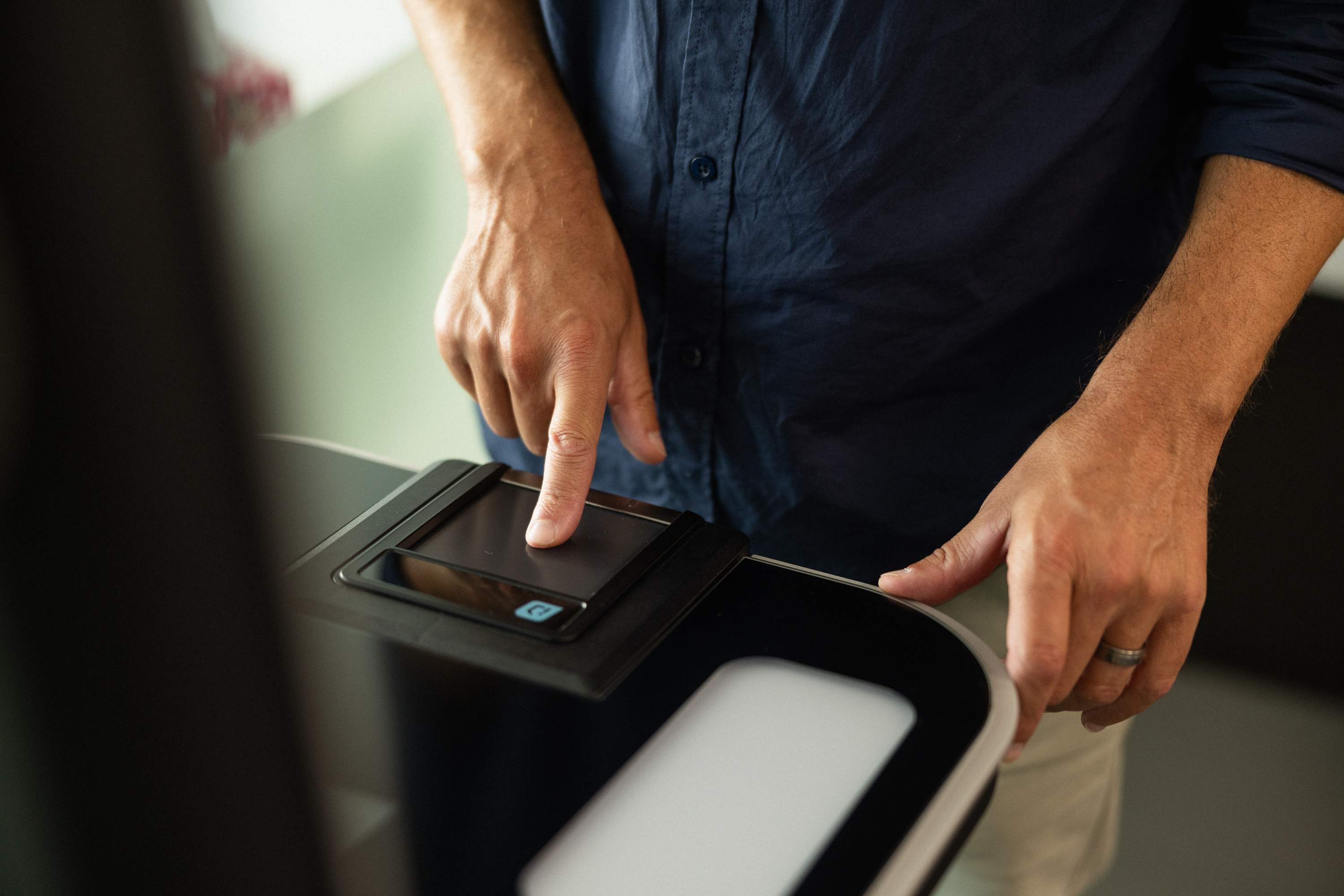 Ein Kunde gibt Fingerabdrücke an der Passstation ab