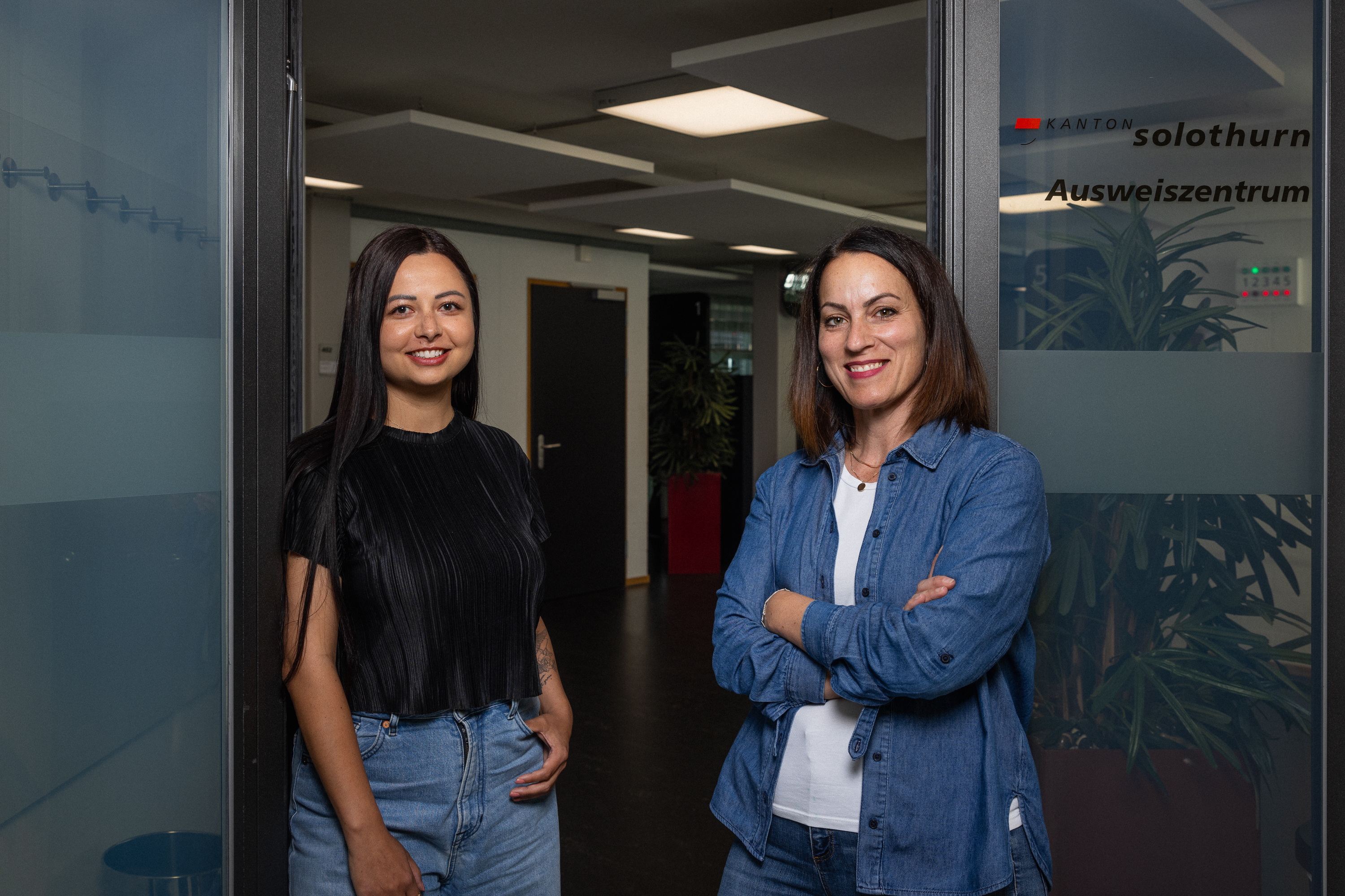 Jenny Fink und Maria Parente im Ausweiszentrum