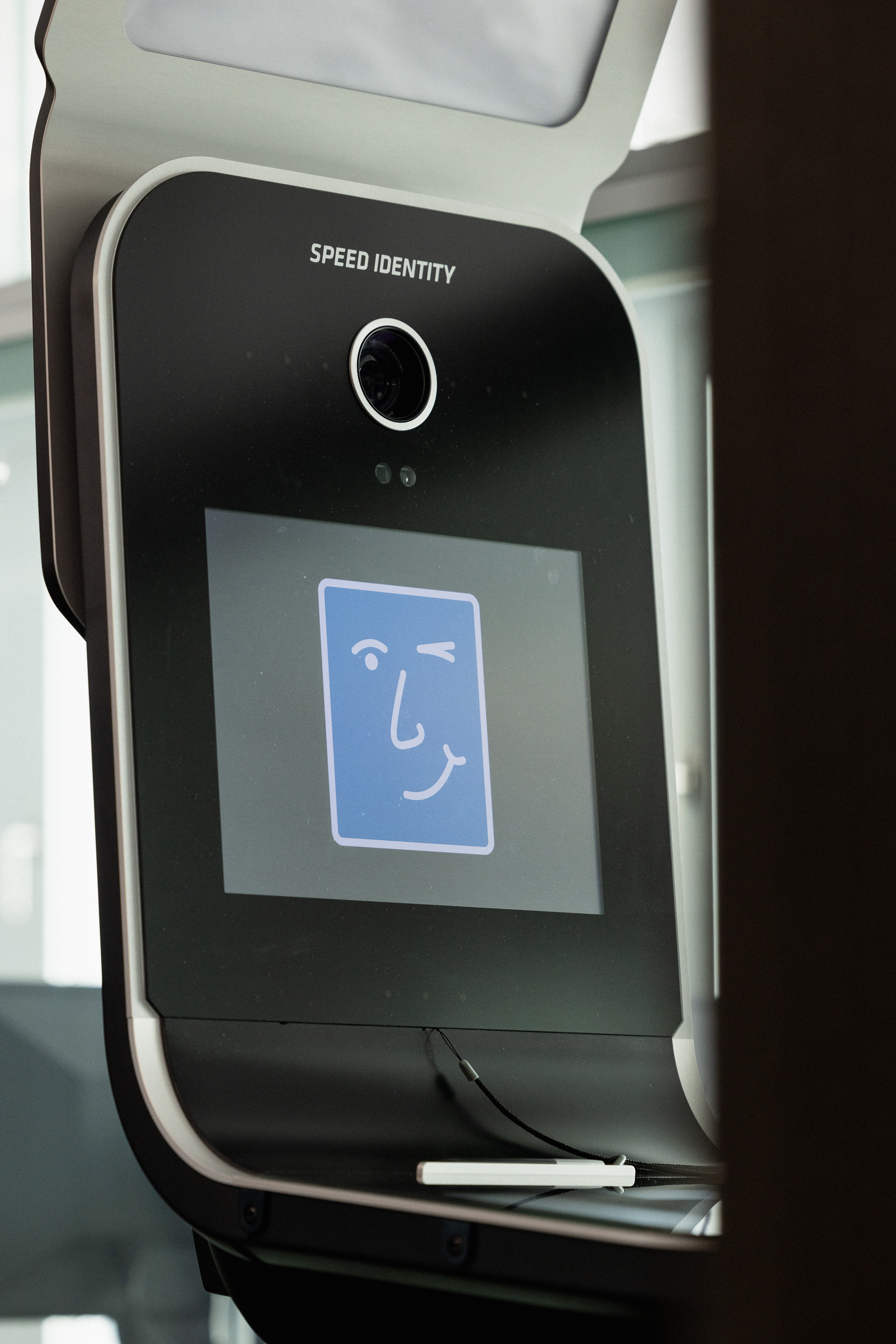 Passstation scannt Gesichtsfeld