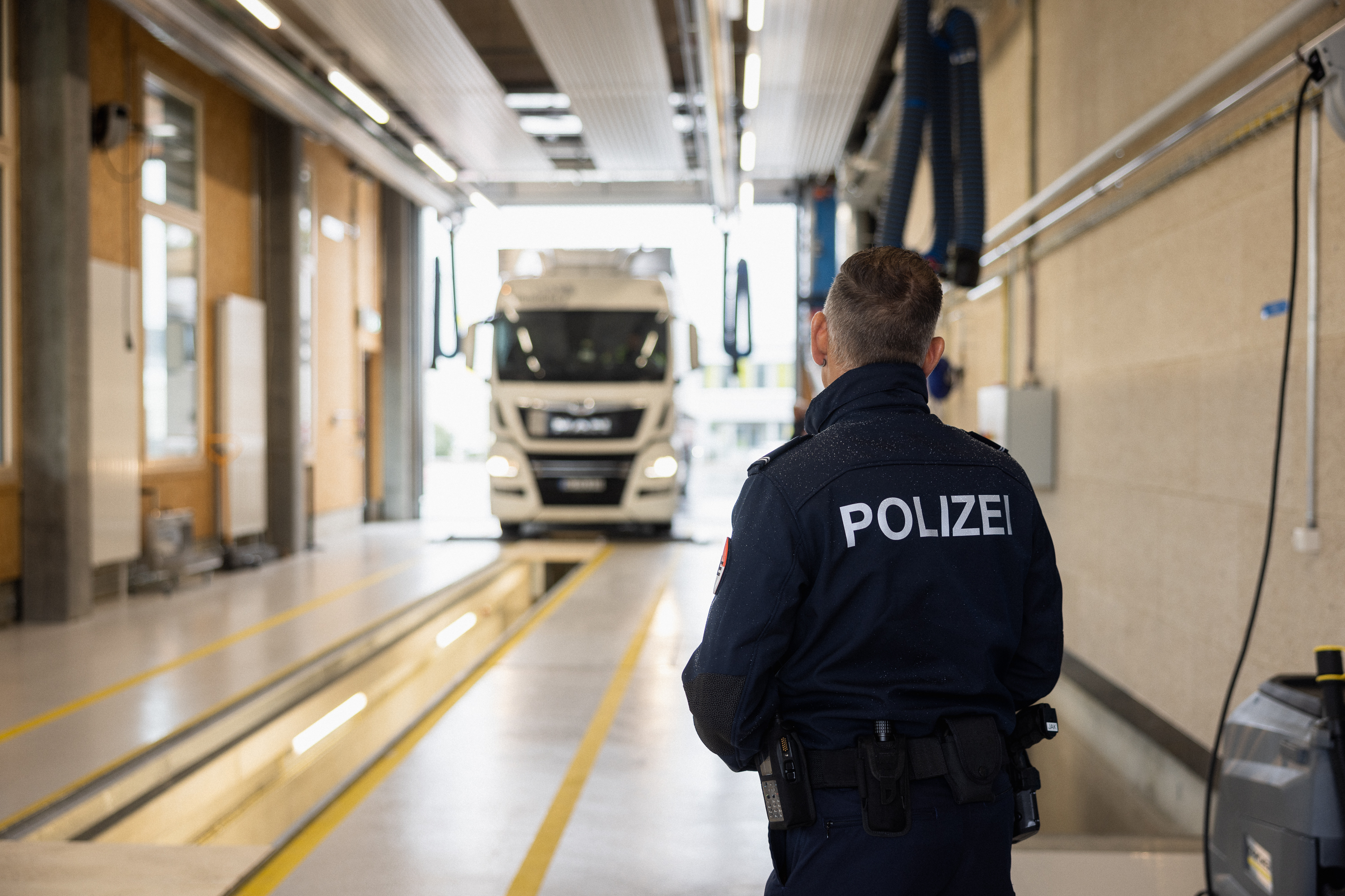 Polizist leitet LKW in die Halle