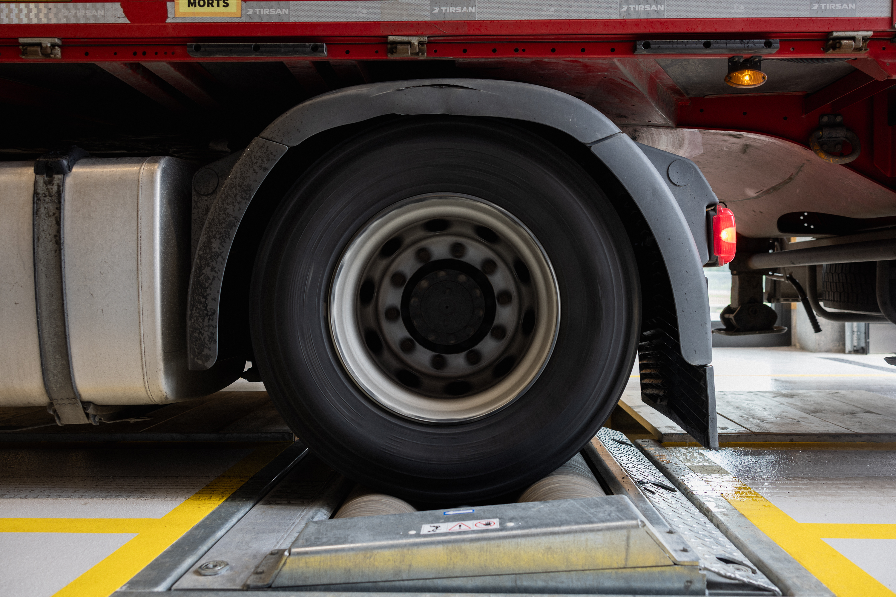 LKW macht Bremstest auf Rollen