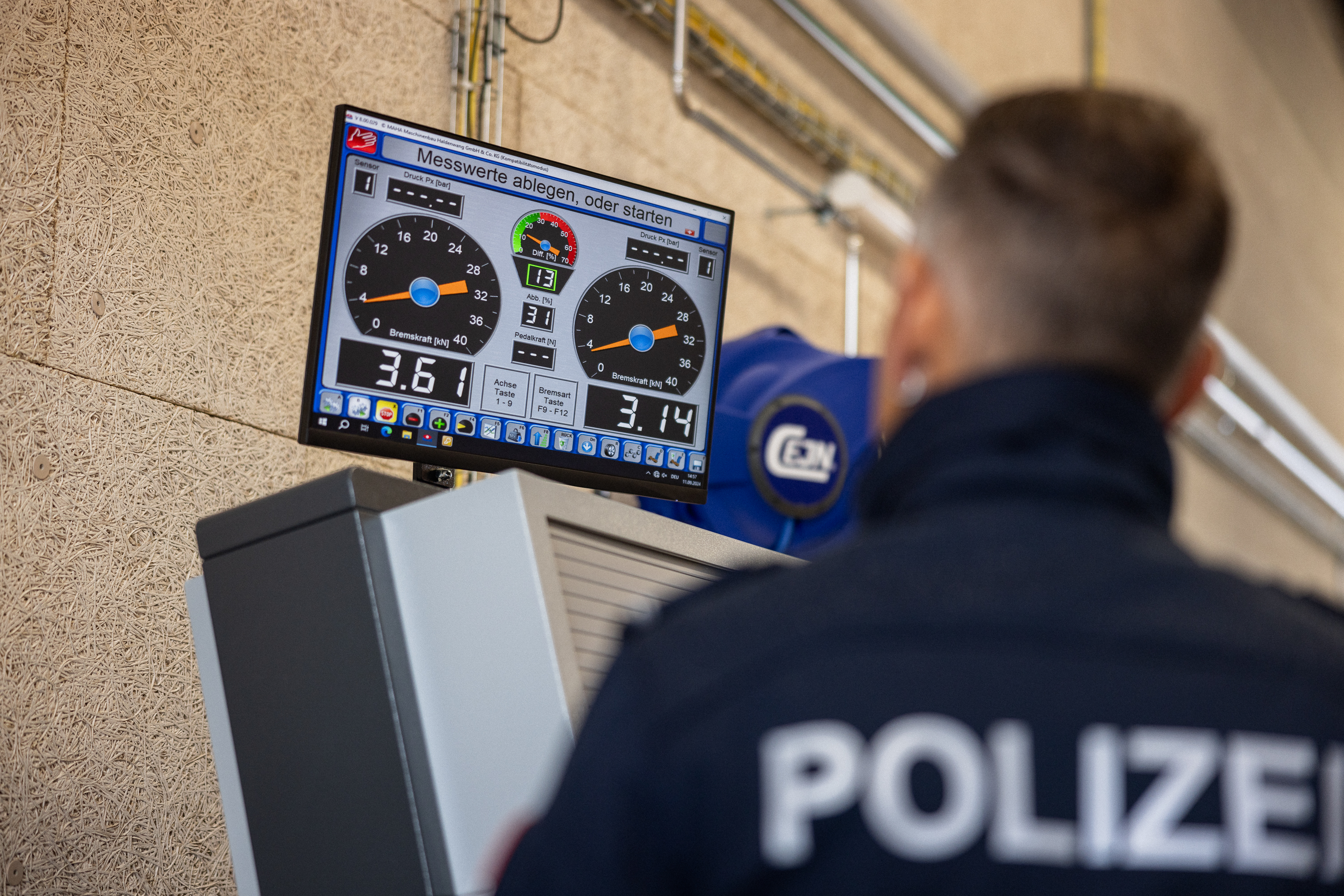 Polizist sichtet Messdaten am Bildschirm