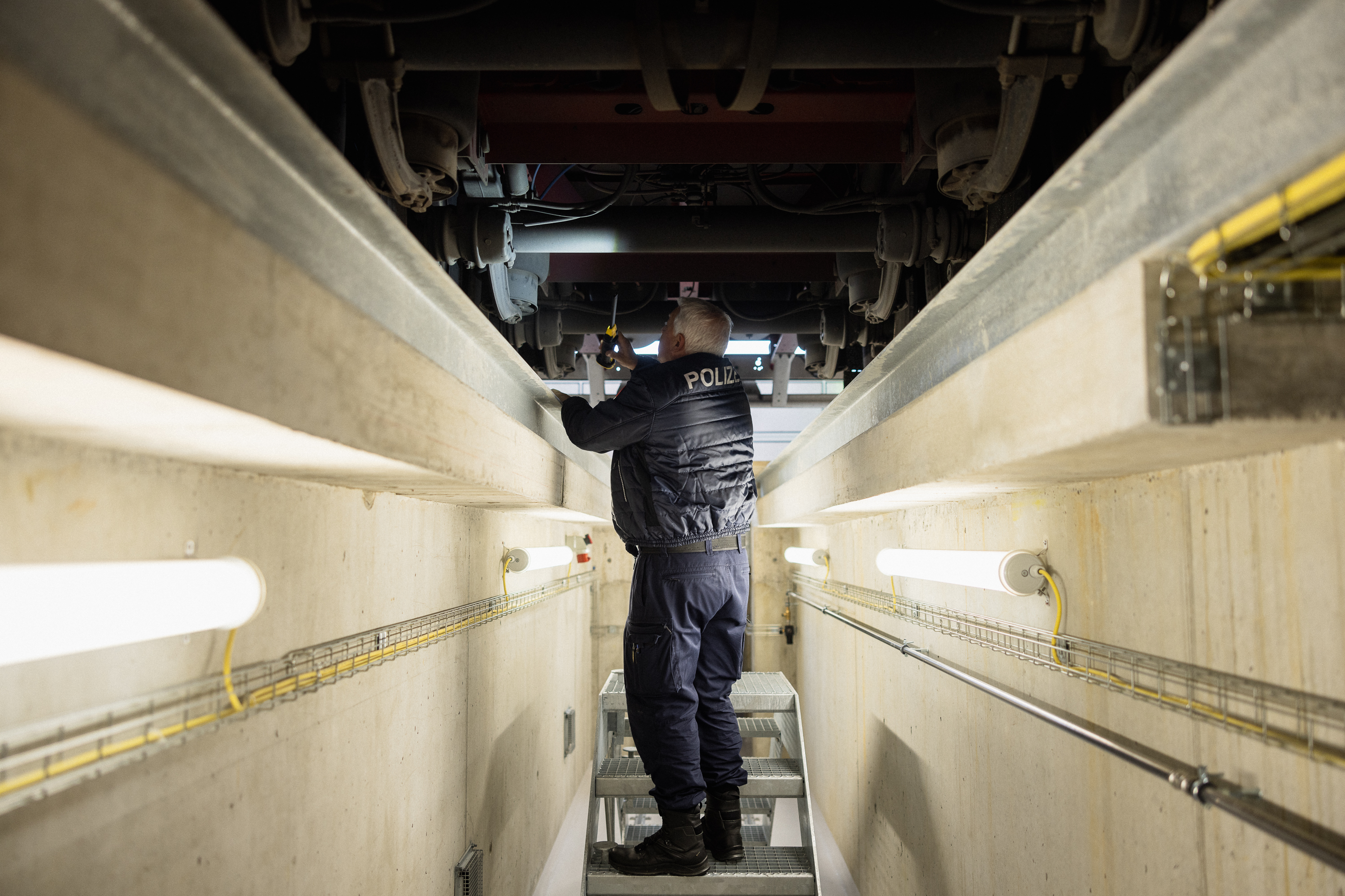Polizist inspiziert Fahrgestell unter dem LKW