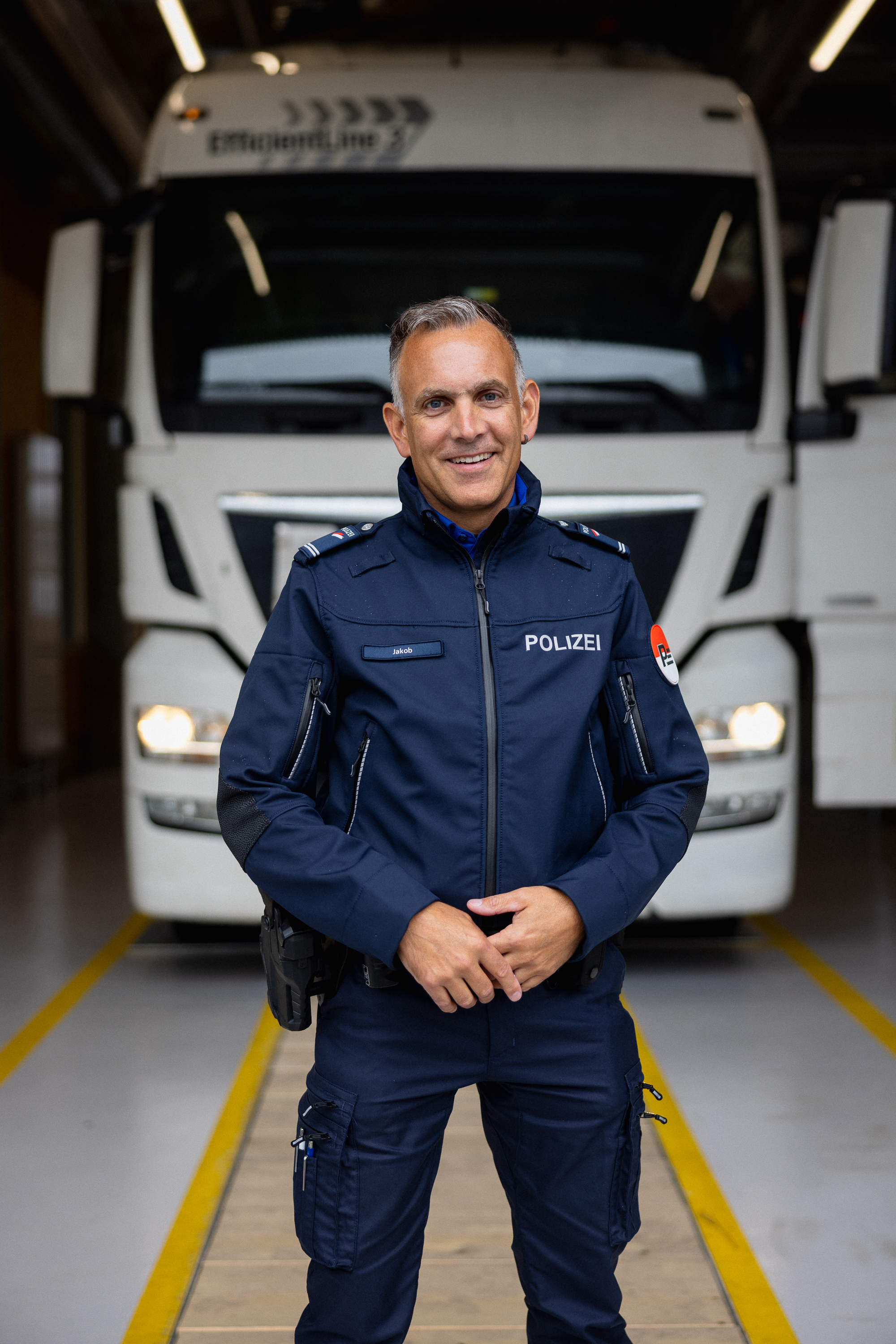 Dominic Jakob steht vor einem Lastwagen im Schwerverkehrskontrollzentrum in Oensingen