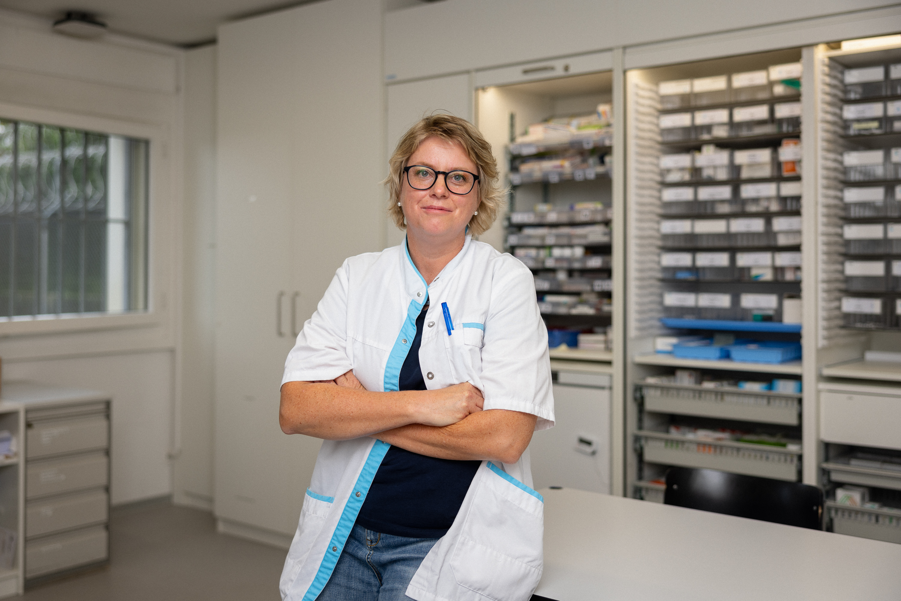 Barbara Blum vor der Medikamentenausgabe