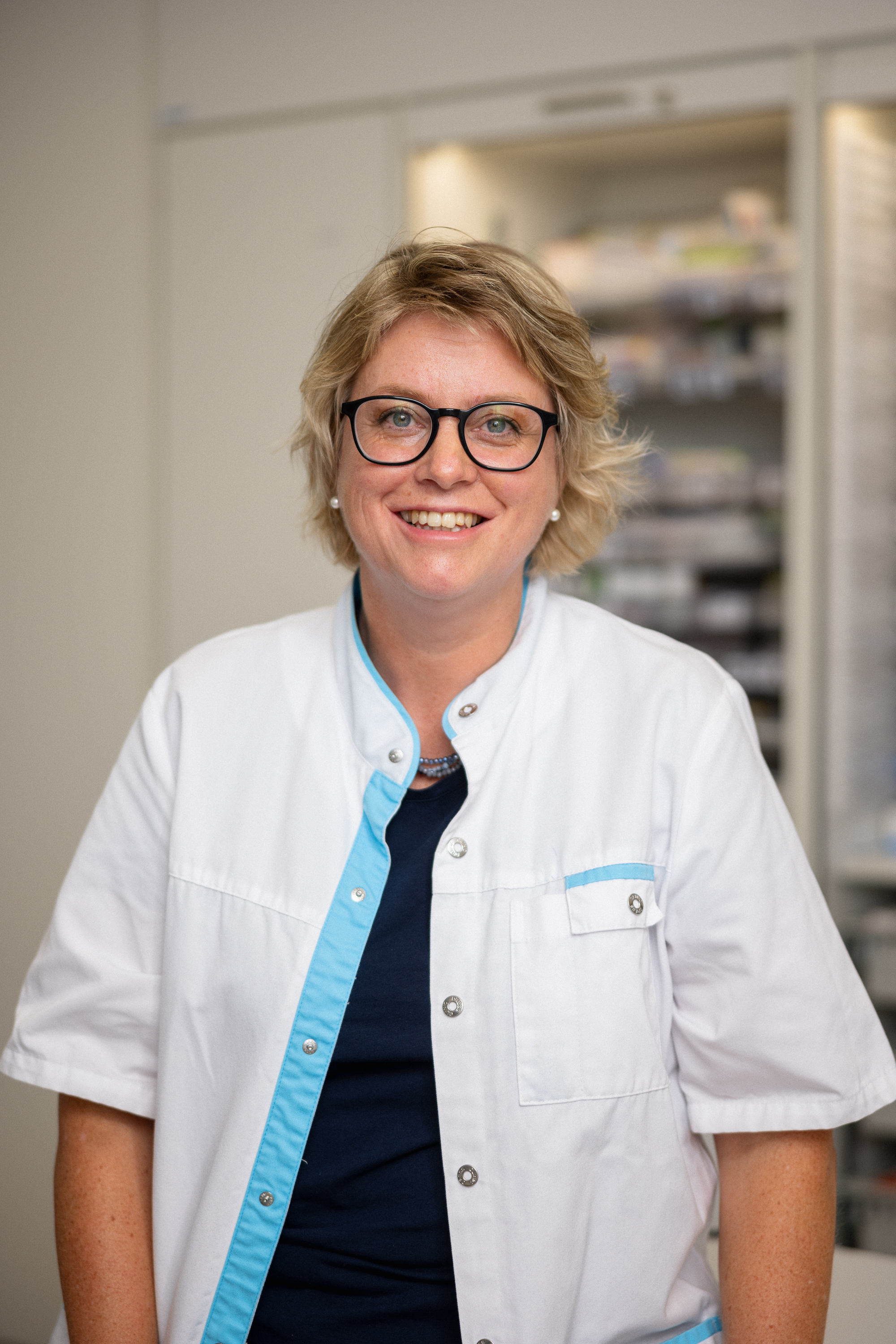 Pflegefachfrau Barbara Blum vor einem Medikamentenschrank