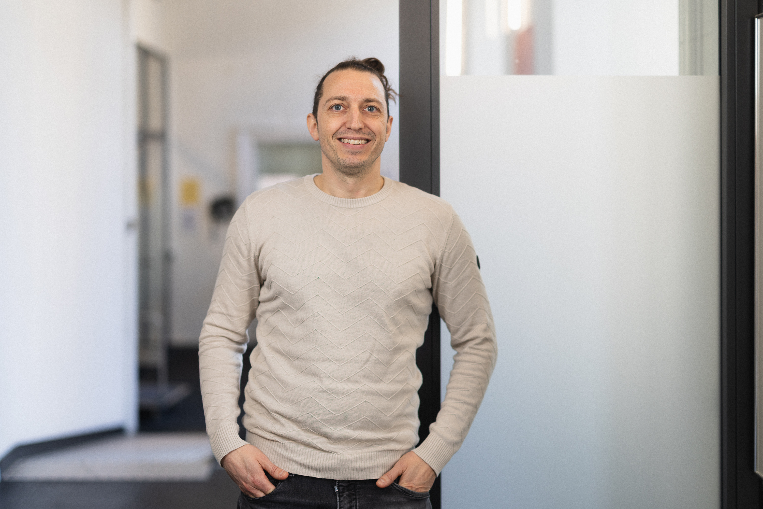 Kevin Corti steht vor seinem Büro