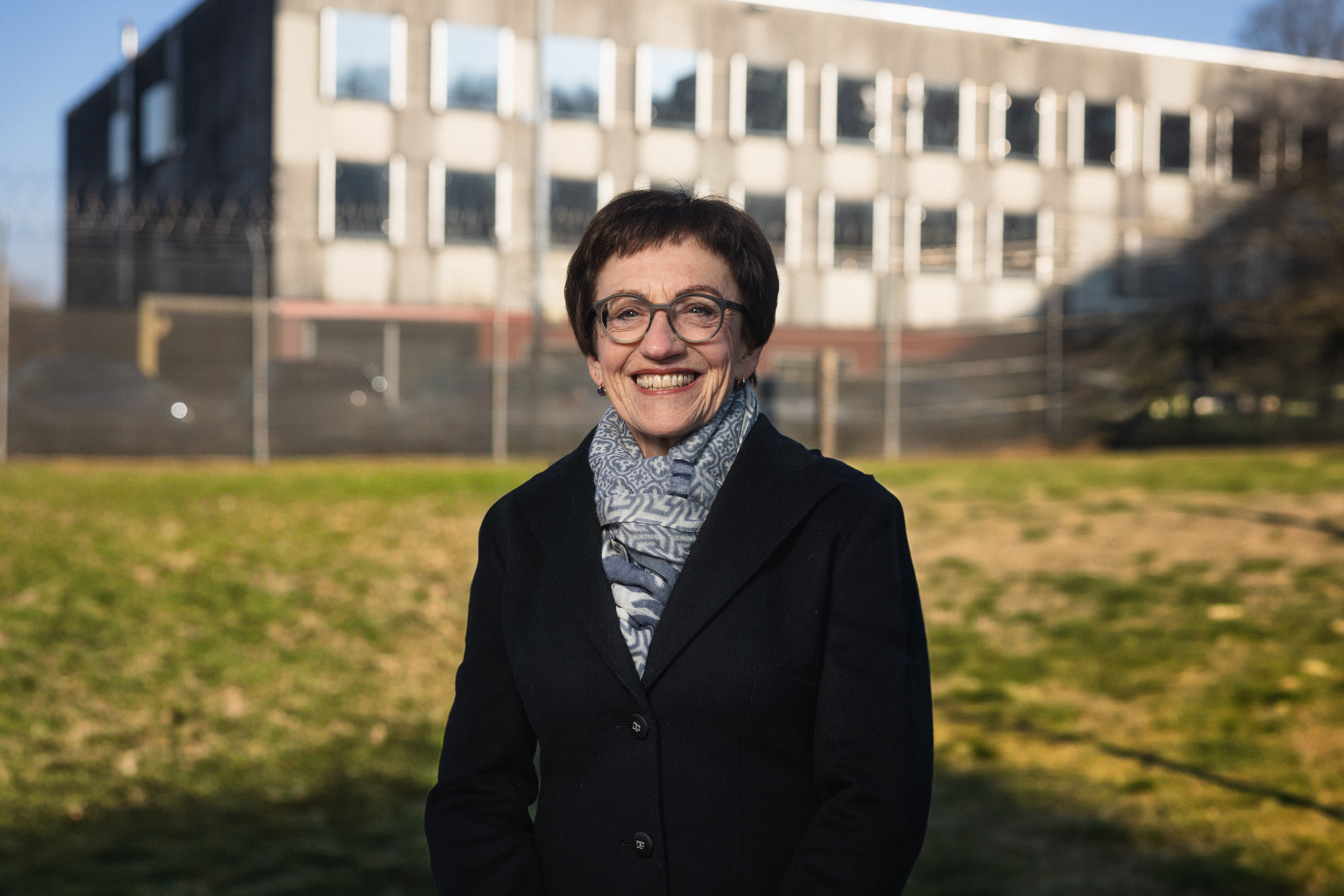 Marianne Jeger vor dem Untersuchungsgefängnis Solothurn