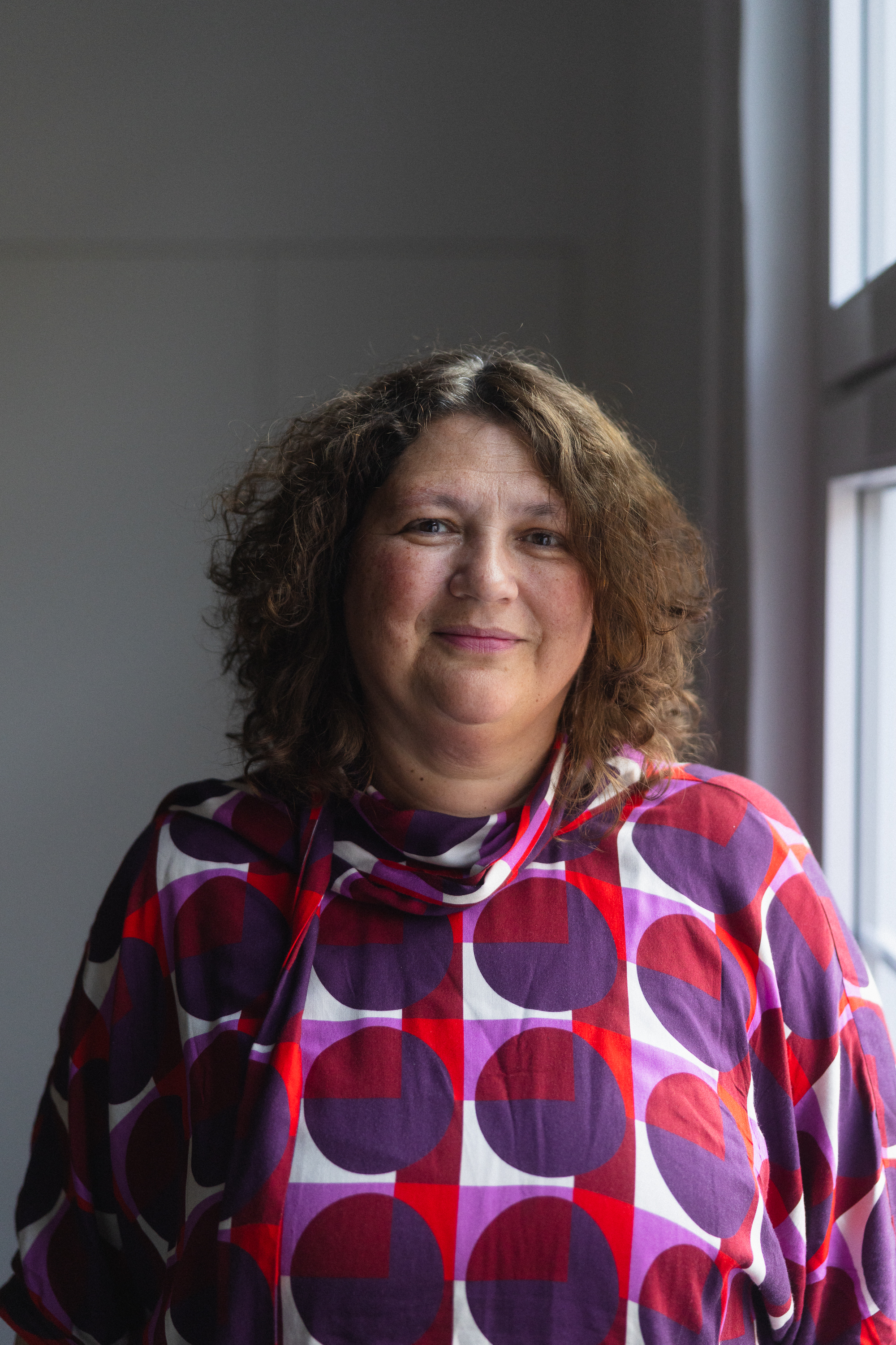 Karin Greub steht vor einem Fenster in der Beratungsstelle Opferhilfe