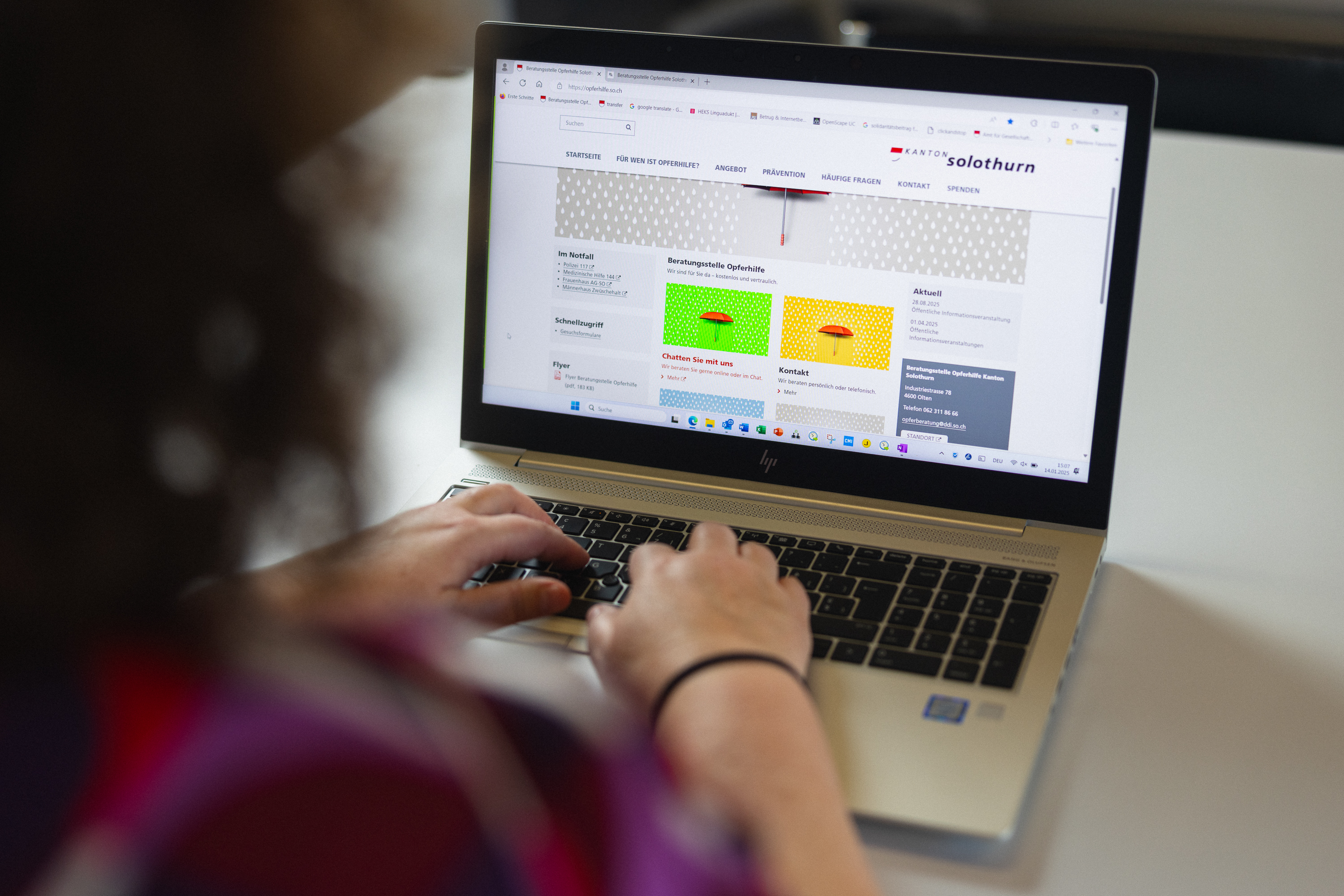 Karin Greub sitzt vor dem Labtop