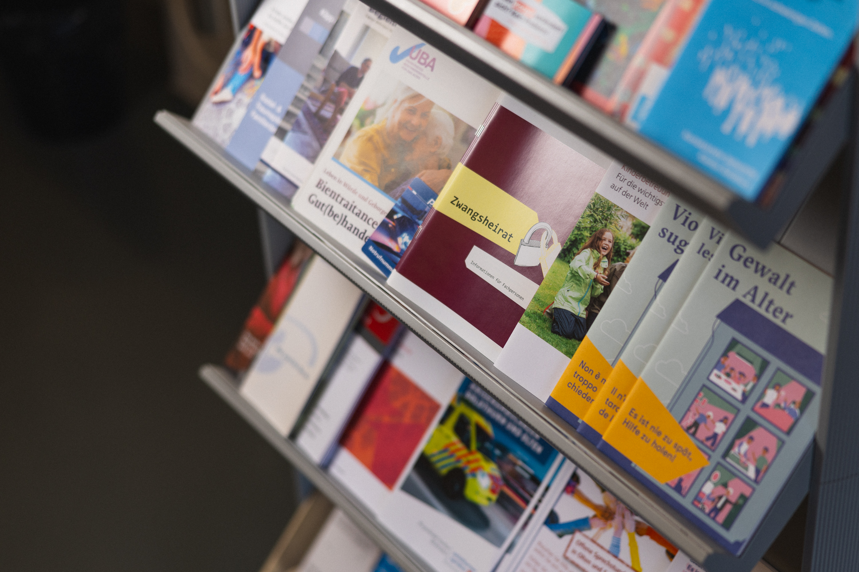 Informationsbroschüren rund um Gewalt