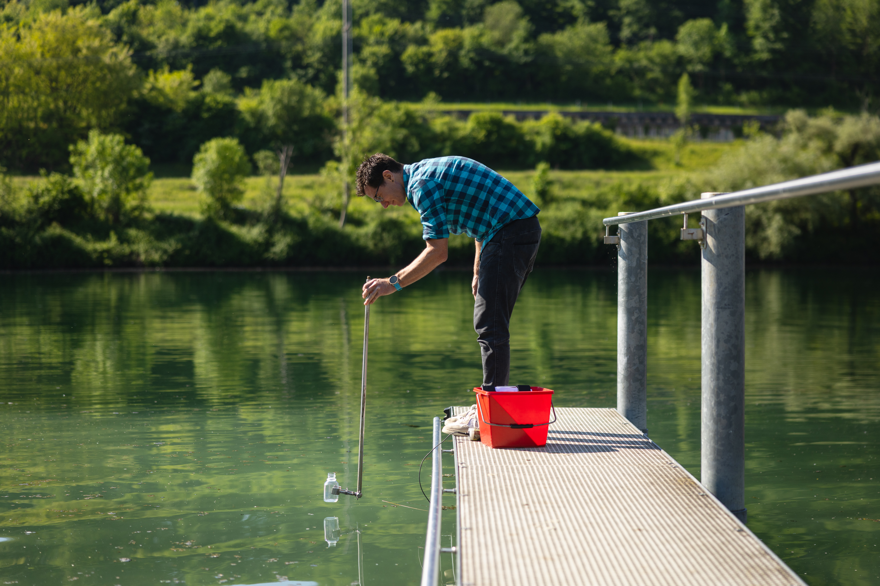 Simon Stüdeli nimmt hier Wasserprobe aus der Aare.