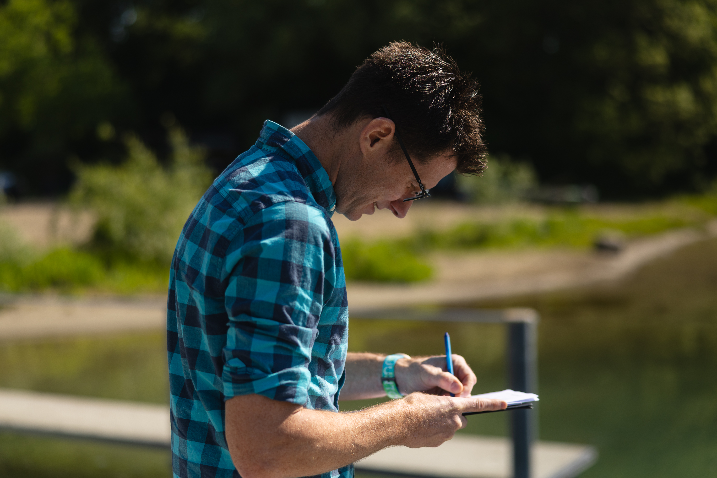 Simon Stüdeli notiert Messwerte auf einem Notizblock.