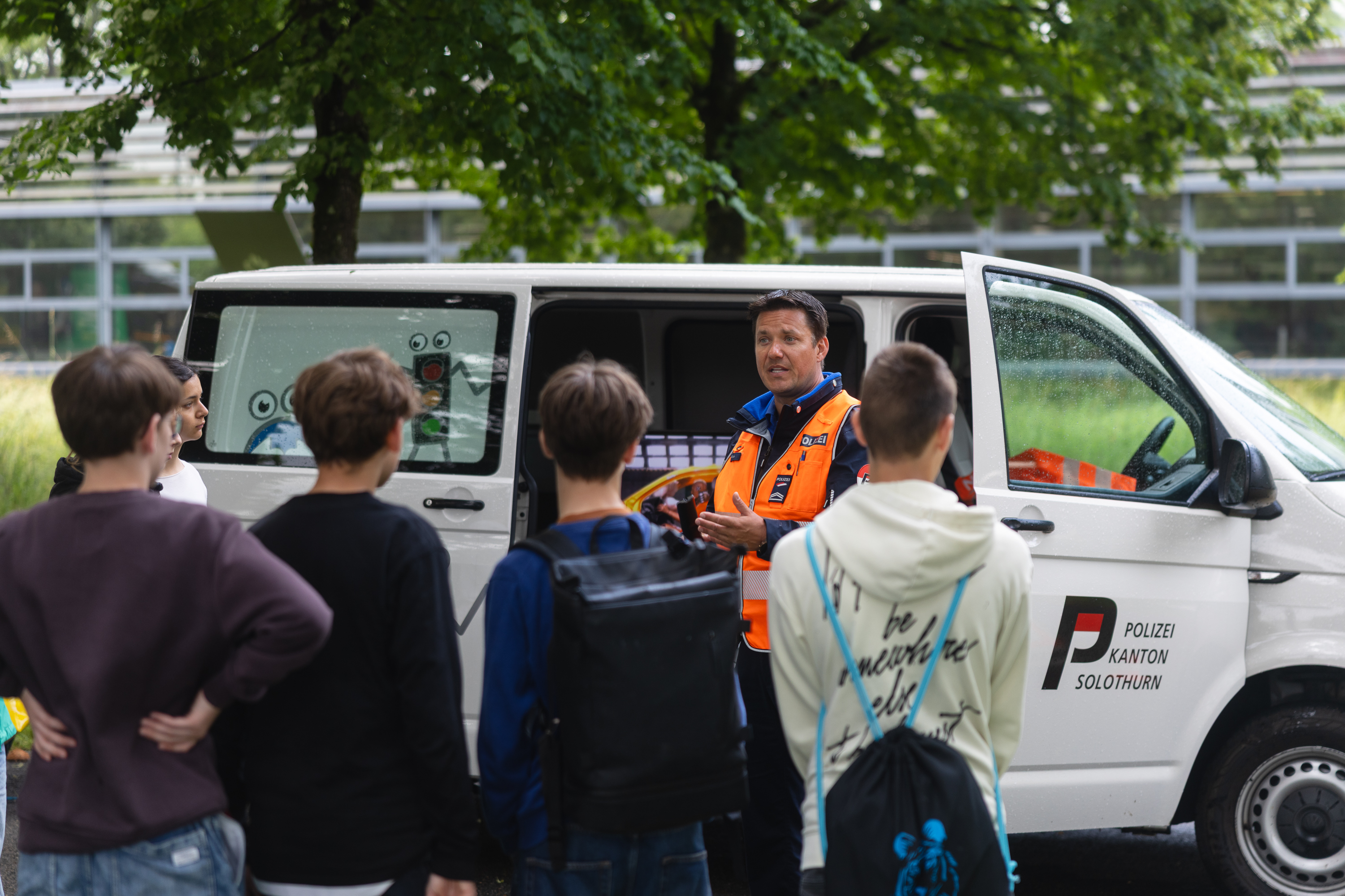 Marco König erklärt Jugendlichen die Folgen vom Nicht-Angurten.