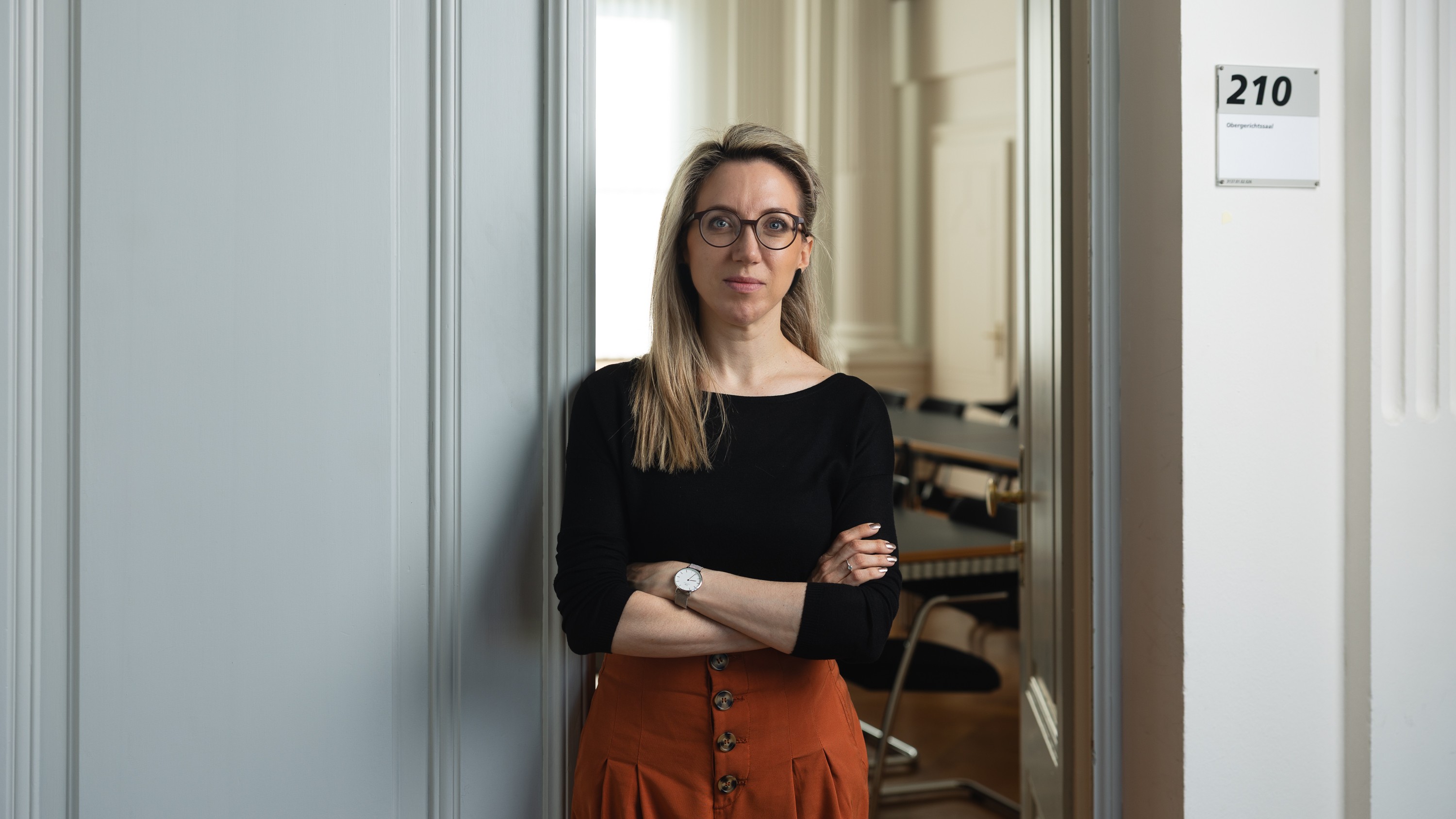 Katrin Haueter steht vor dem Eingang des Gerichtssaals