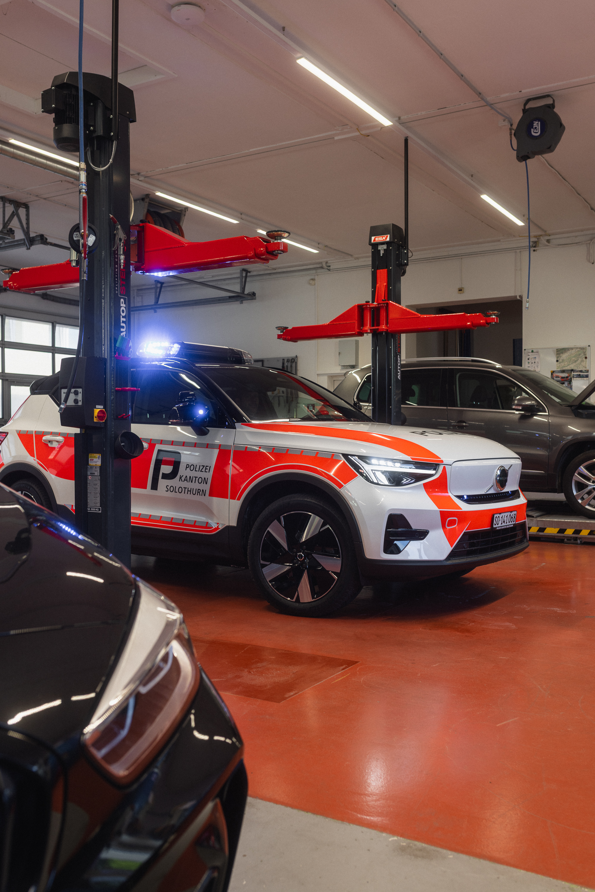 Polizeigarage mit Polizeifahrzeugen