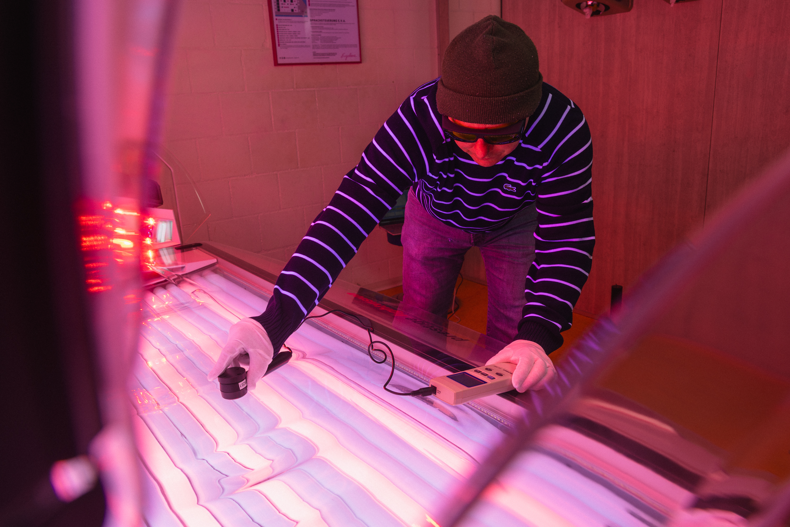 Stephan Christ misst die Strahlungswerte direkt am Gerät.