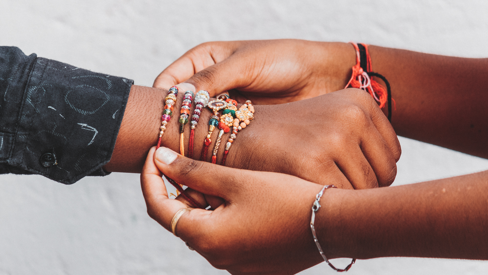 Dunkle Hände mit orientalischem Schmuck