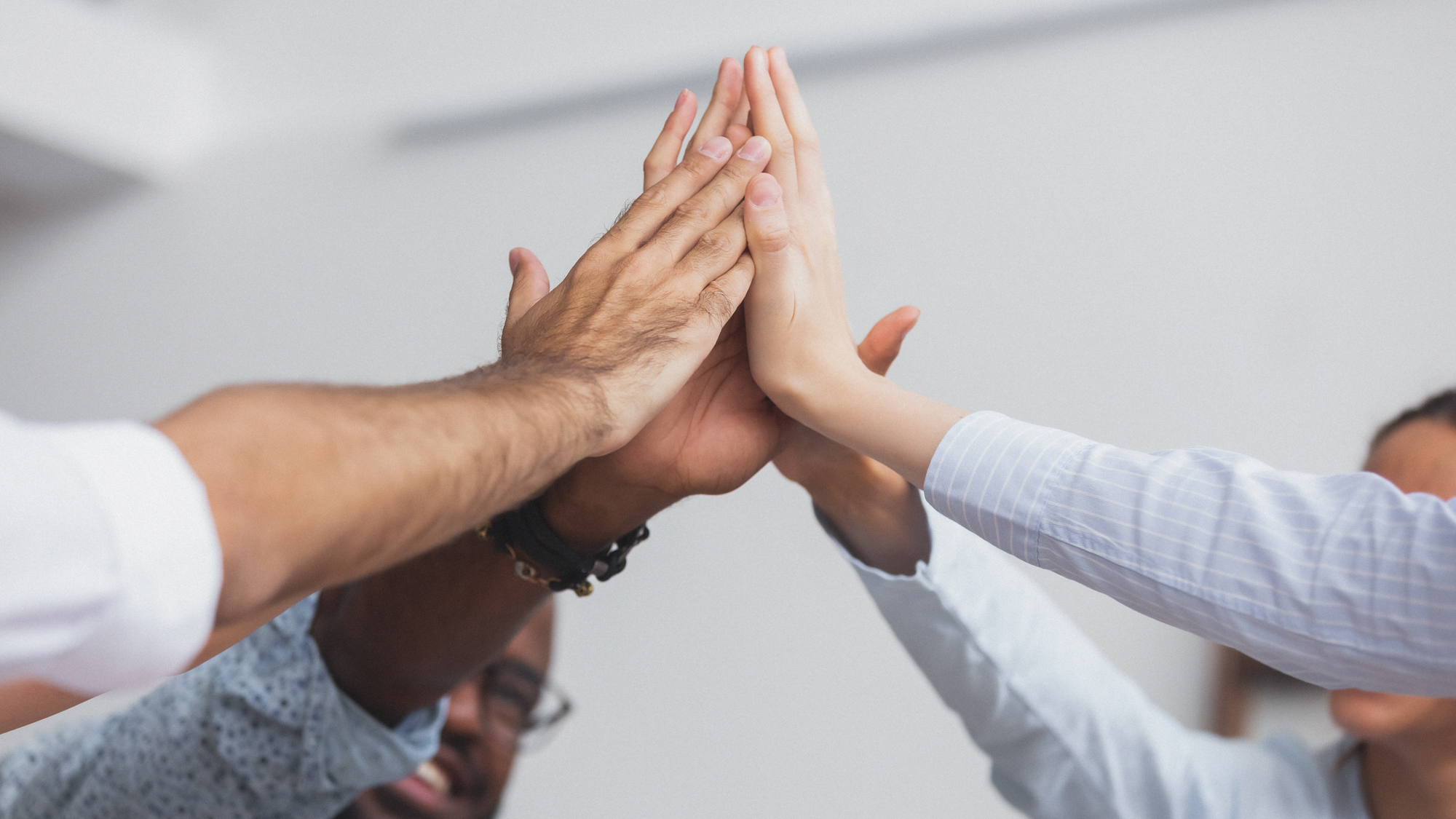mehrere Hände, die sich klatschen
