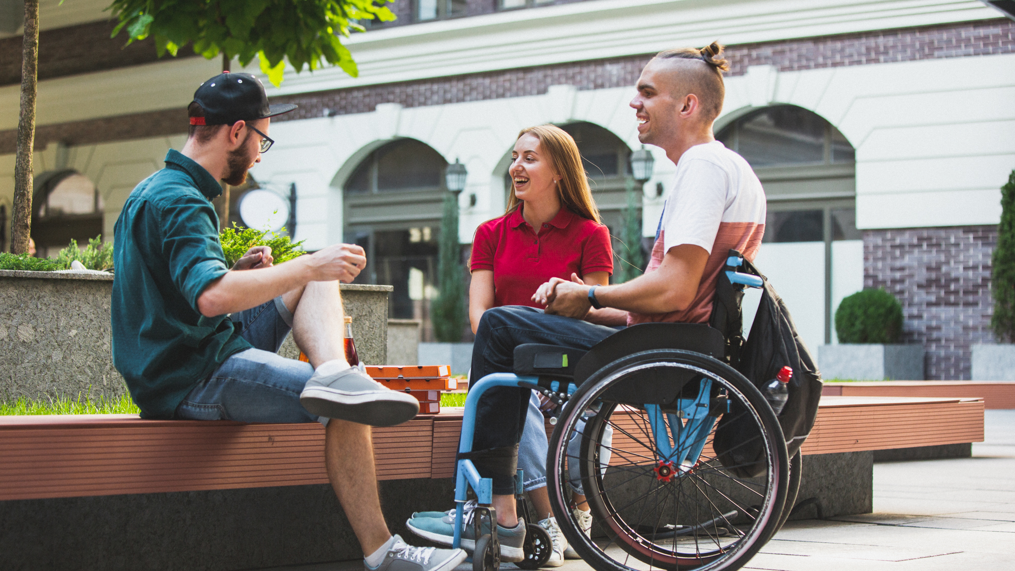 Rollstuhlfahrer in einer Gruppe am diskutieren