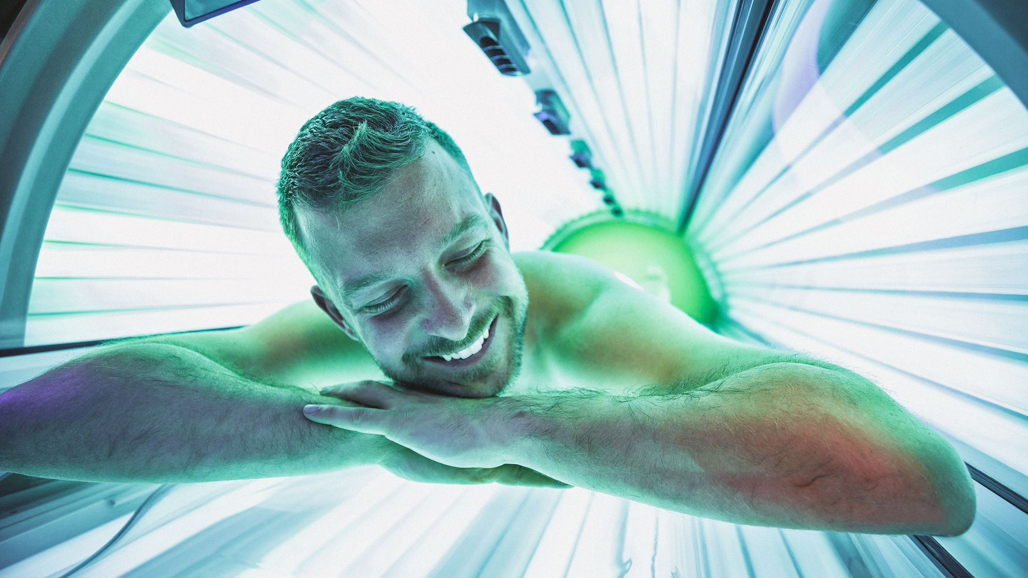 Ein Mann bräunt sich im Solarium