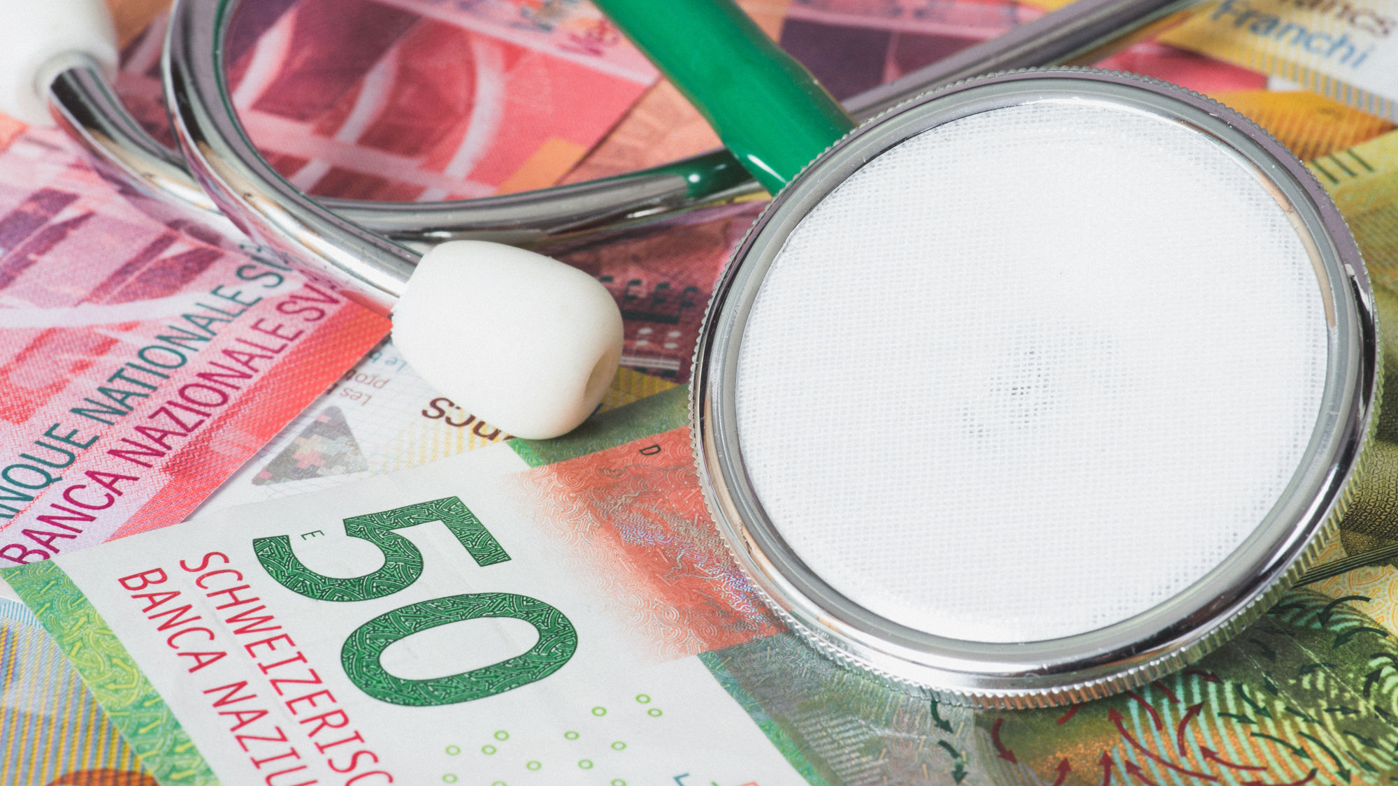 Stethoskop auf Geldnoten