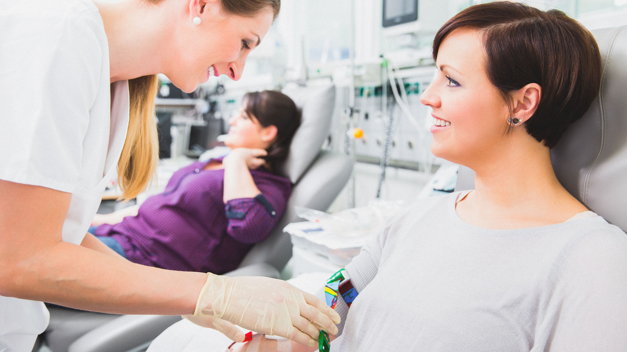 Pflegefachperson am Bett einer Patientin