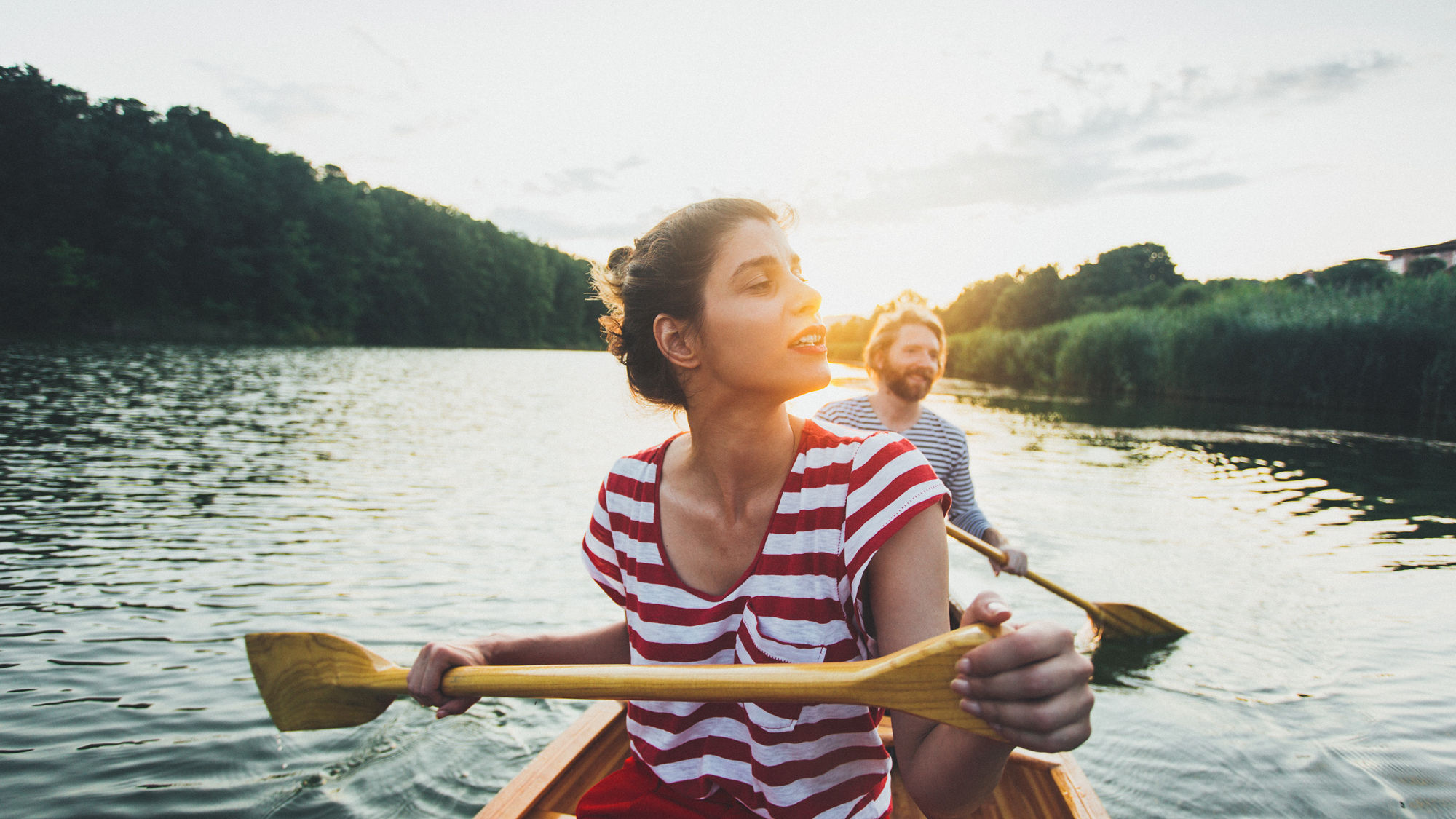 Junges Paar im Kanu auf dem Fluss