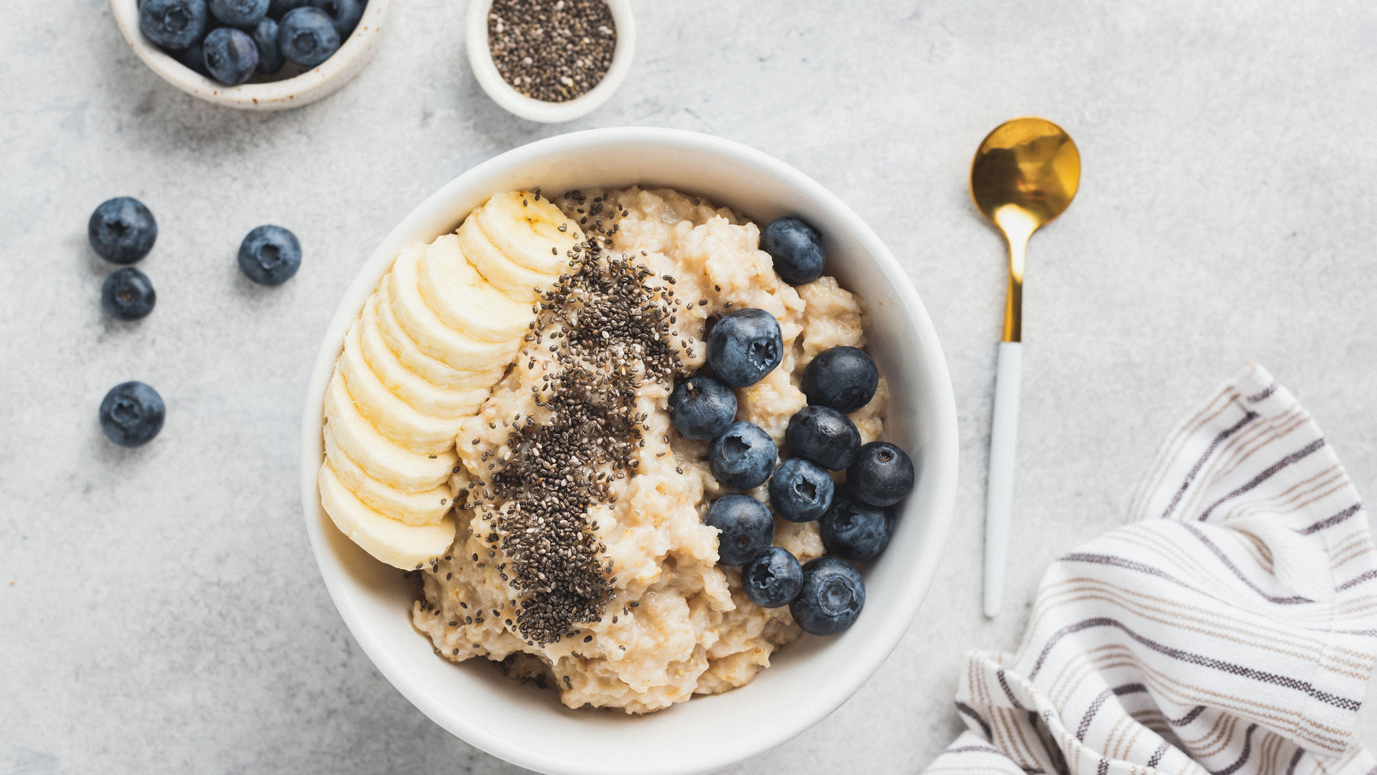 Gesundes Frühstück mit Getreidebrei und Früchten