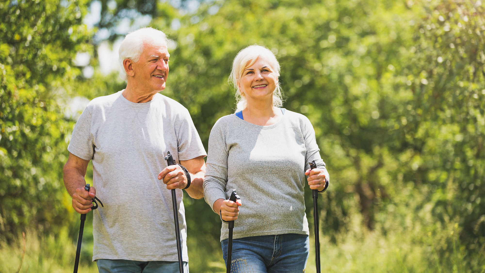 Eine älteres Paar macht Nordic Walking