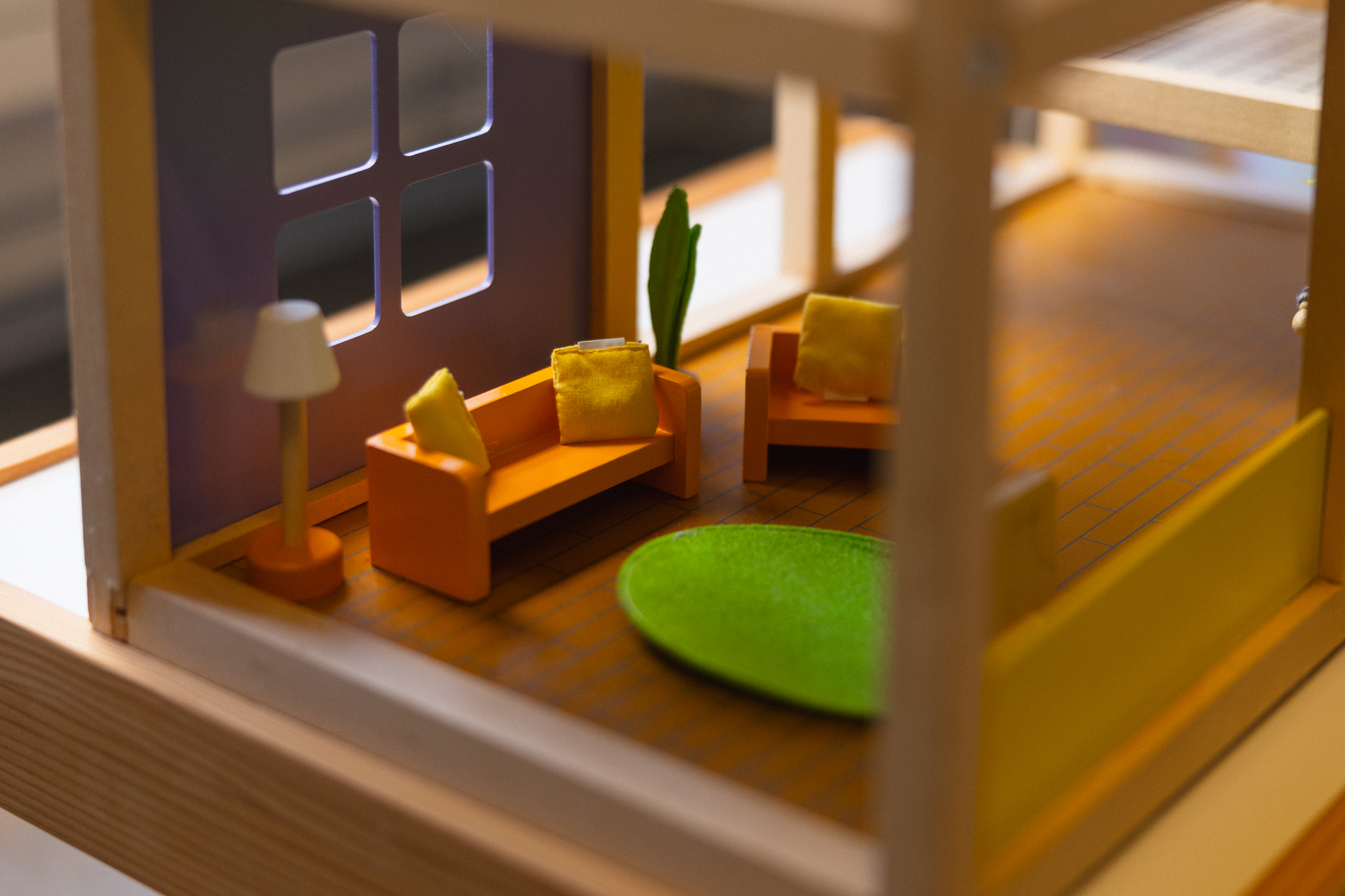 Ein Spielzeug Wohnzimmer mit zwei Sofas