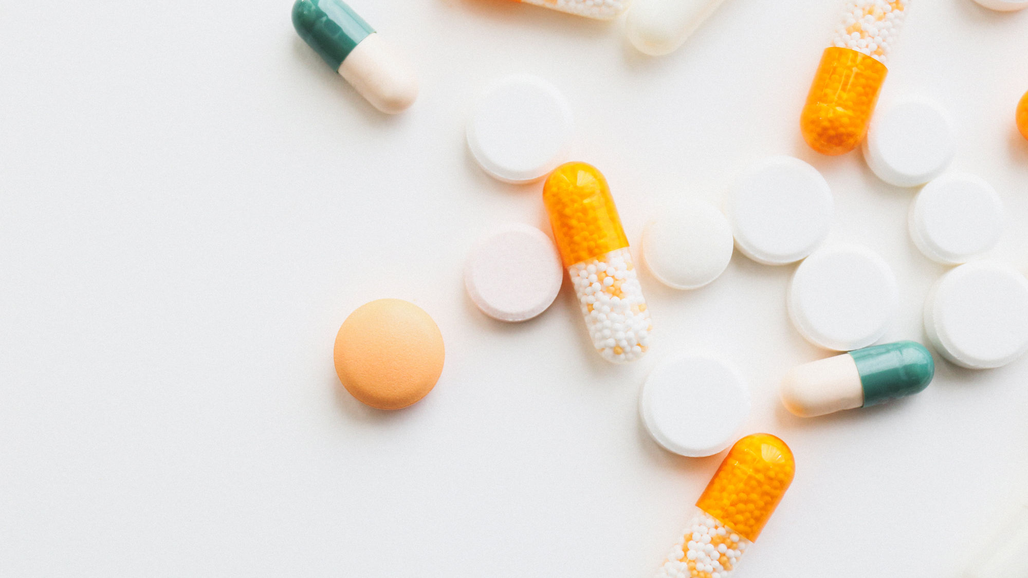 Tabletten auf weissem Untergrund